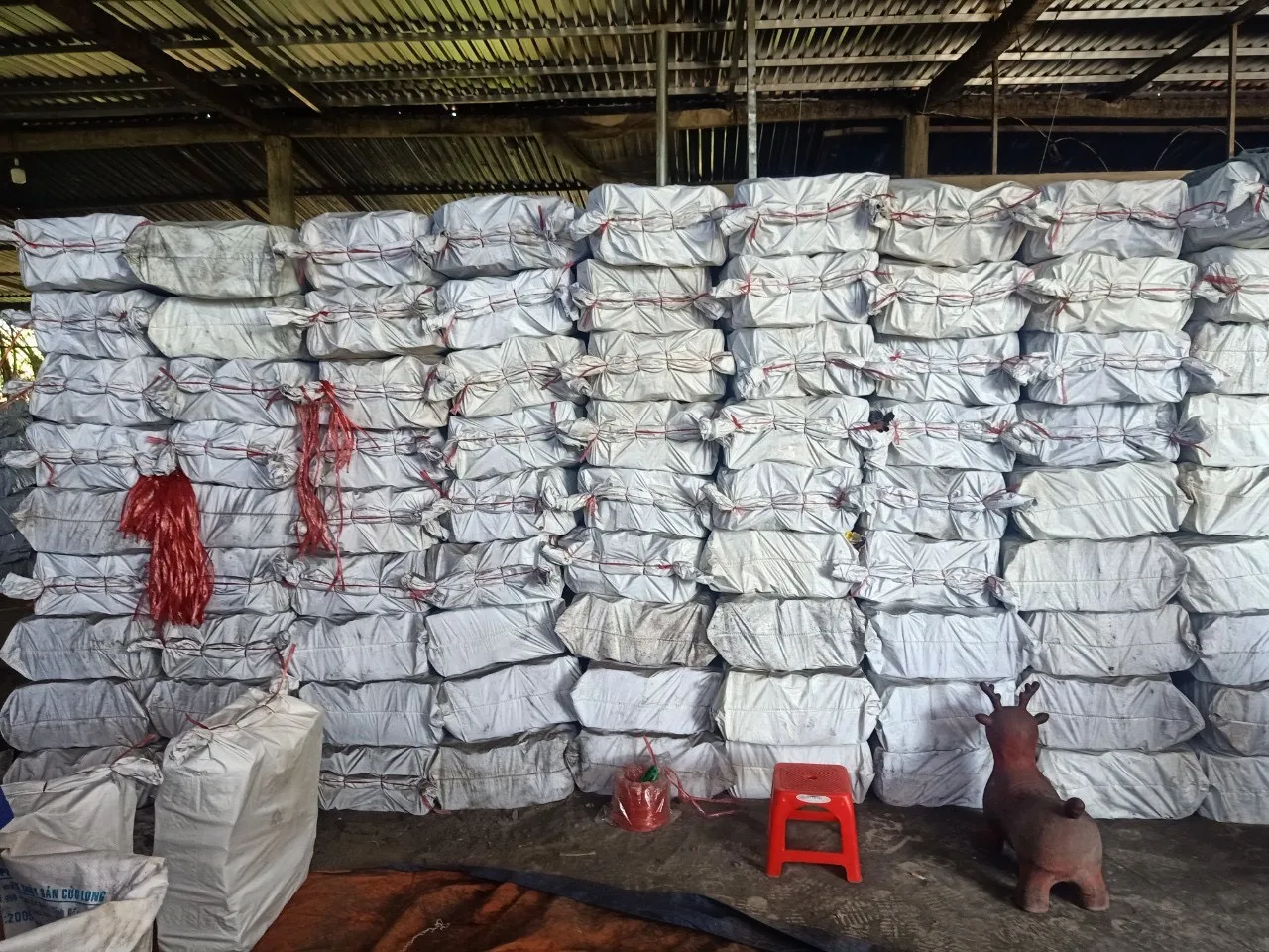 Wholesale Black Natural Charcoal from Mangrove hardwood Smokeless Odorless Longburning time Bulk charcoal bbq/grill