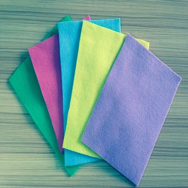  Вьетнамская фабрика цветной нетканый Войлок 1 мм-7 мм из 100% полиэстера с иглопробивкой