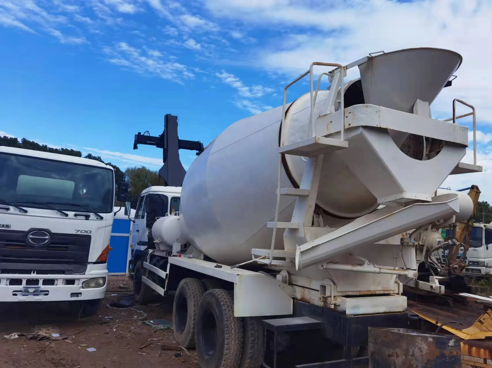 UD nissan concrete mixer truck Used japan cement mixer for sale in China