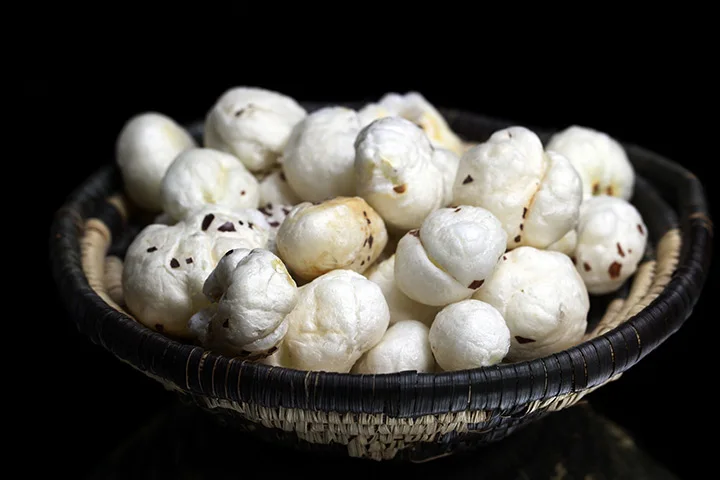 Indian organic Flavoured Makhana fox nut lotus seeds jar packing