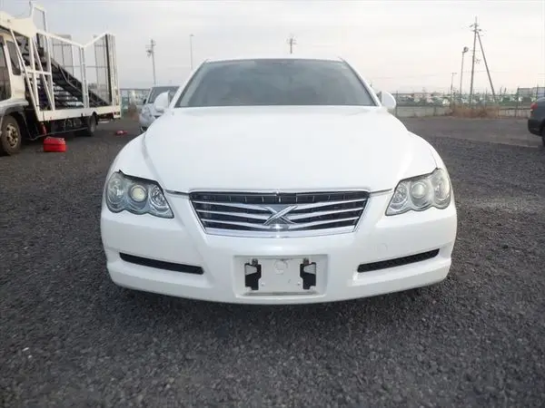 Used Toyota Mark X car with delicate and beautiful appearance