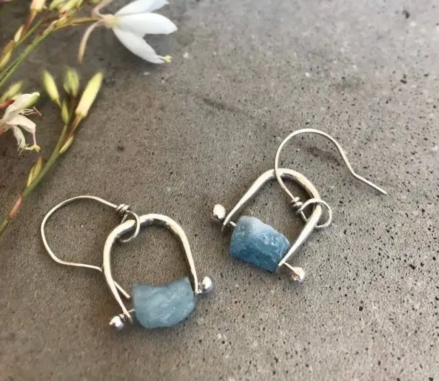  Серьги-подвески с синими аквамариновыми бусинами серебро 925 пробы