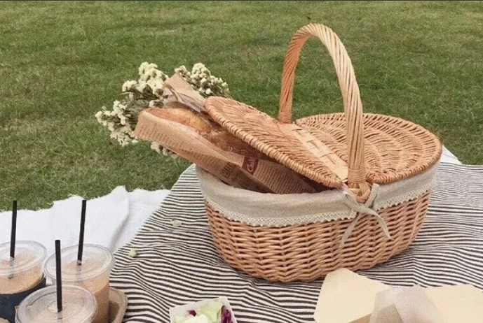 Wicker Picnic Basket, Handmade Basket Hamper with Lid and Handle Sturdy Woven Body with Washable Lining