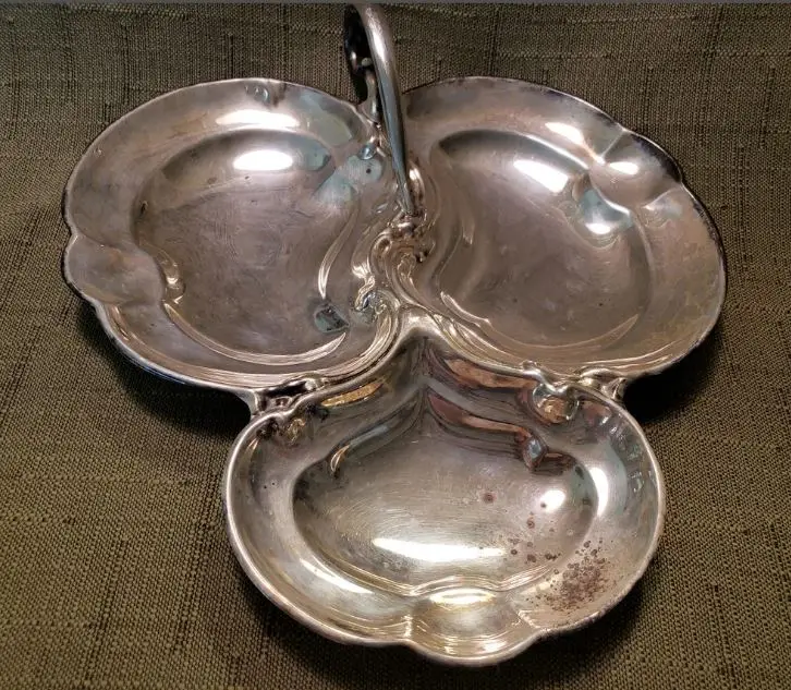 Классический поднос для еды и тарелки из серого металла с элегантным дизайном листьев идеально подходит гостиничного стола