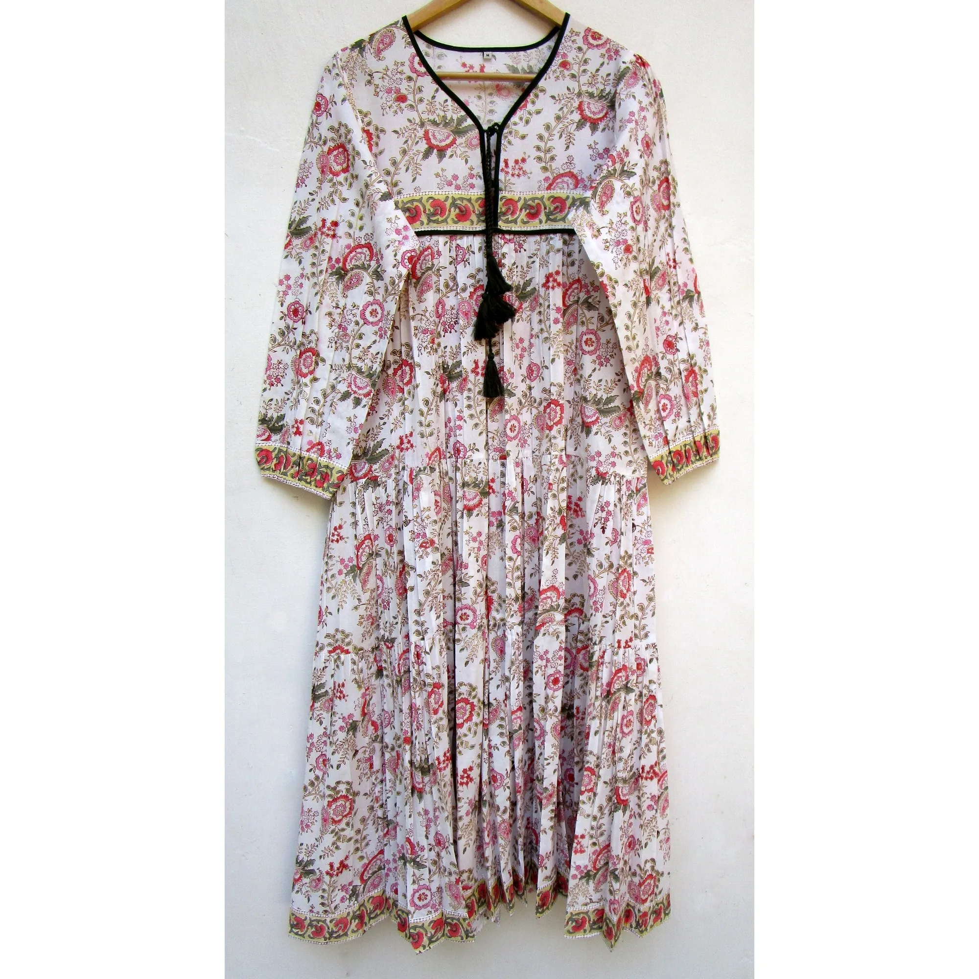  Женское длинное платье макси с v-образным вырезом и кисточками