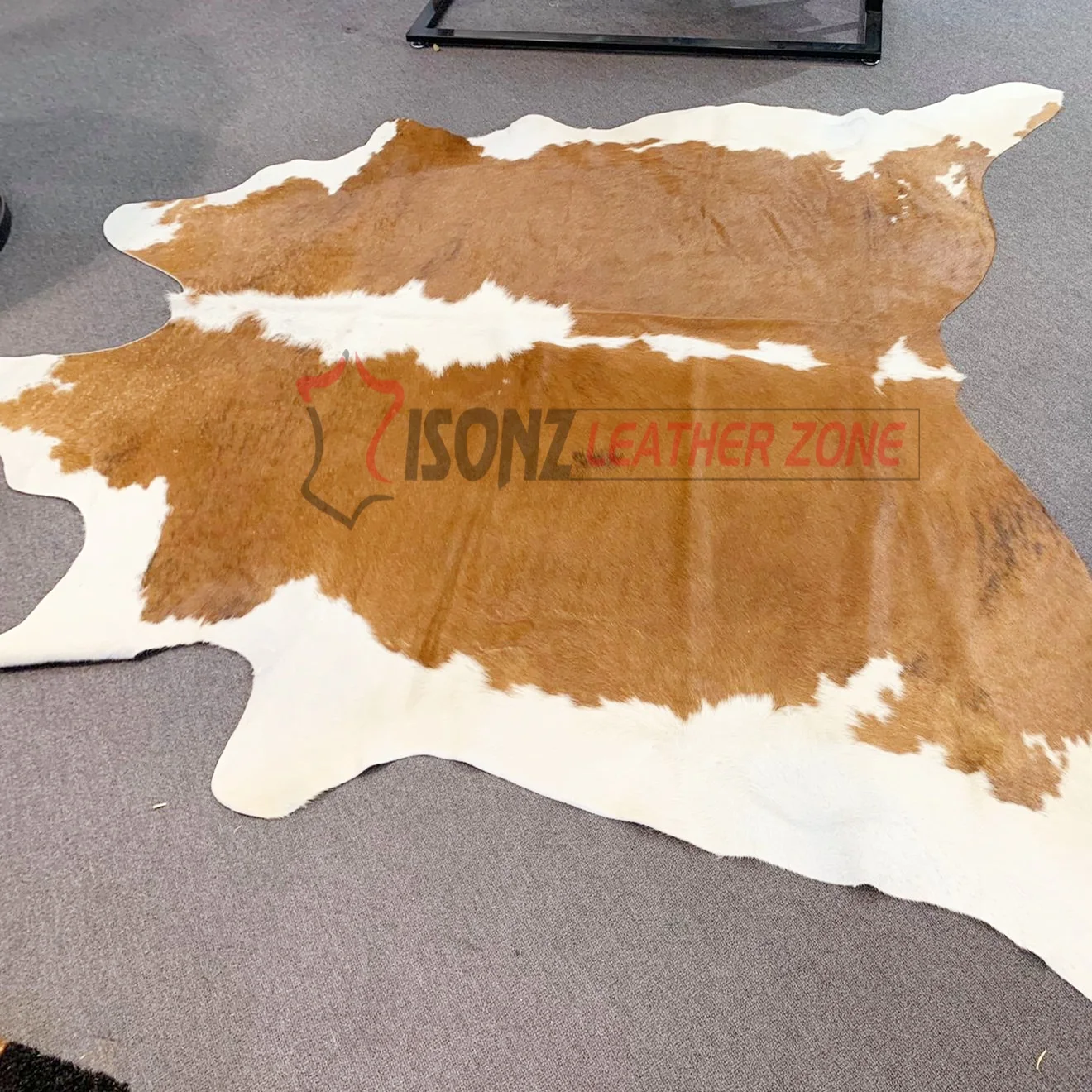 Дизайнерский ковер из воловьей кожи для гостиной M89