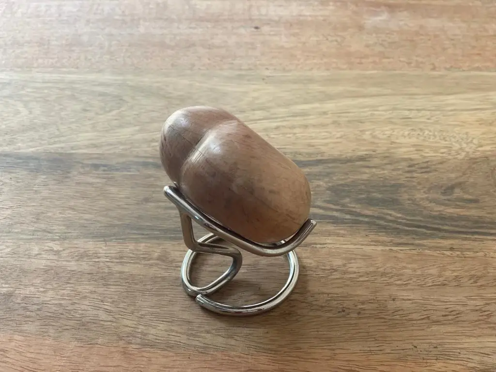 Деревянная урна в форме сердца лучшего качества выполненная вручную с металлической подставкой для хранения пояса