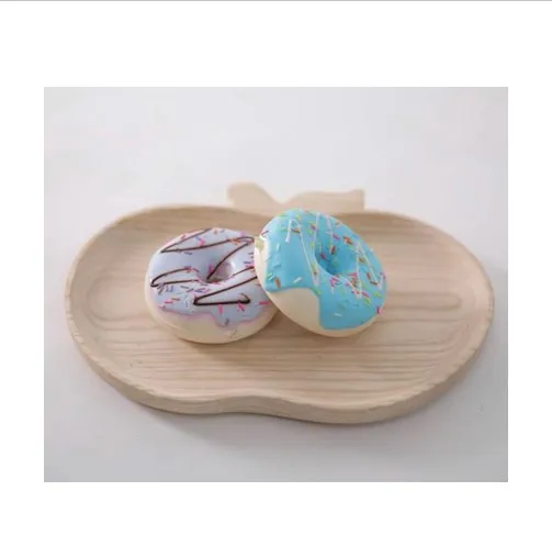 Маленький деревянный поднос в форме камня очень милый для демонстрации