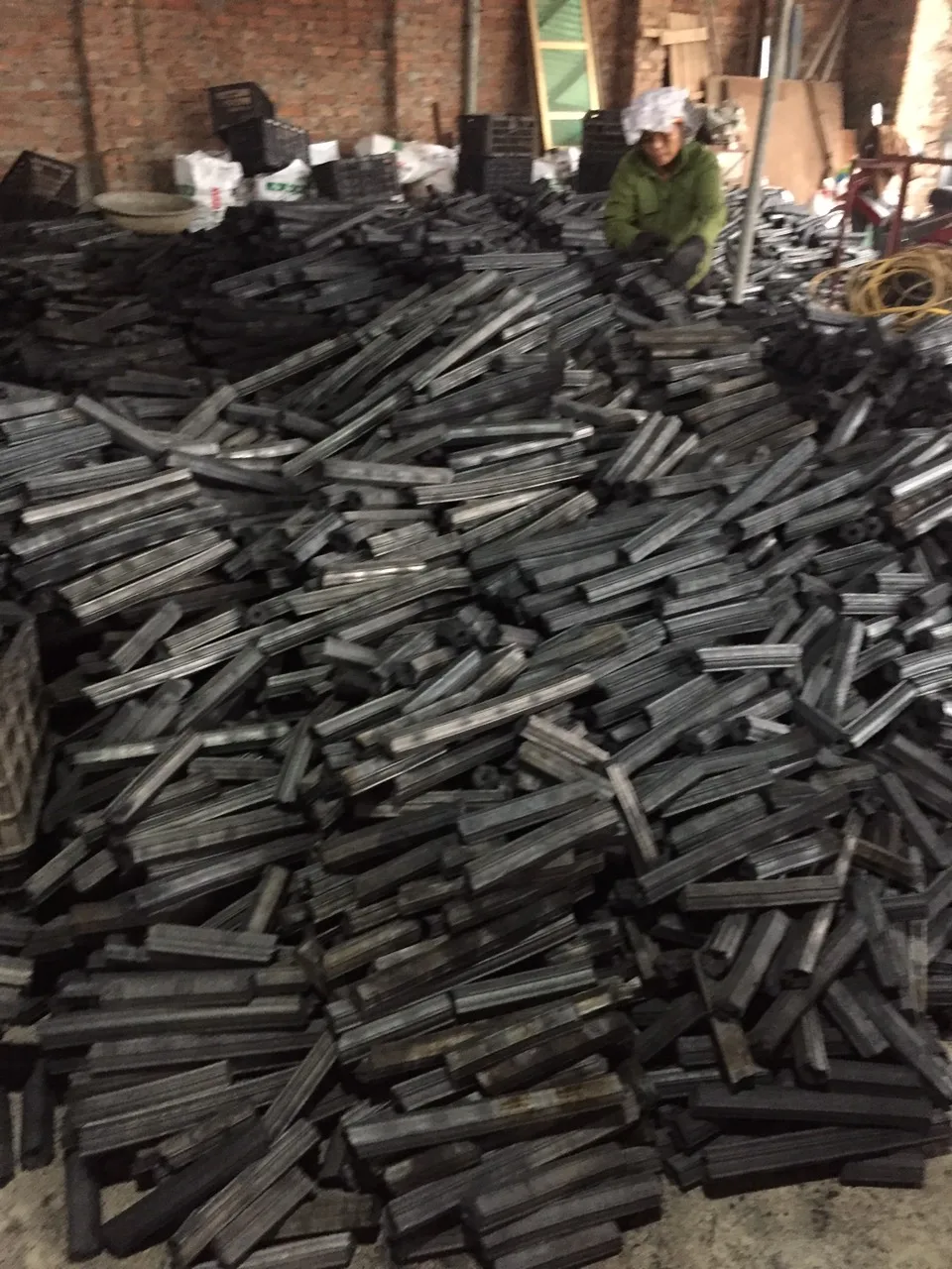 Древесный уголь для брикетирования опилок с длительным горением из Вьетнама, оптовая продажа