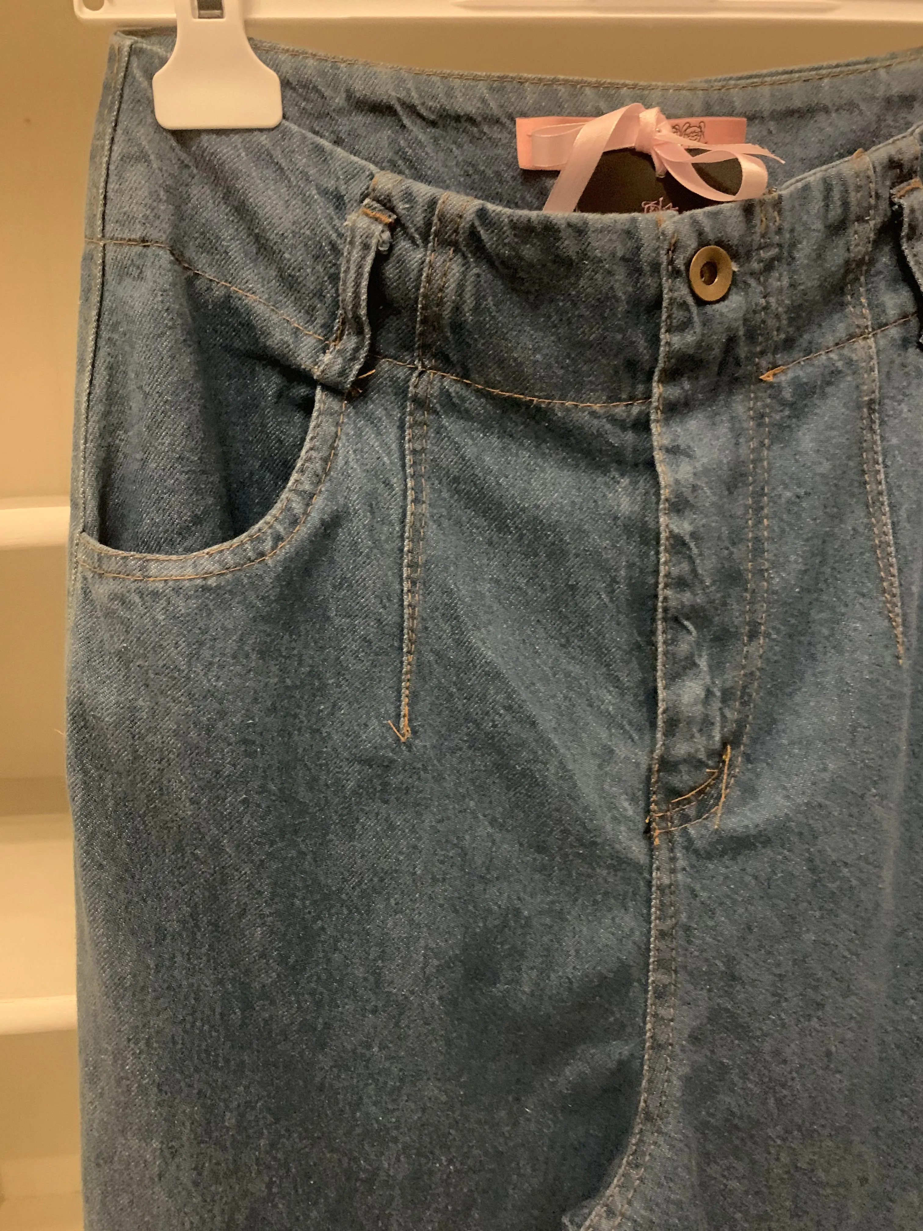 light jeans made in italy very feminine leg and bottom larfo high waist with contrasting stitching excellent quality