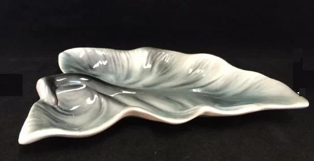 Классический поднос для еды и тарелки из серого металла с элегантным дизайном листьев идеально подходит гостиничного стола