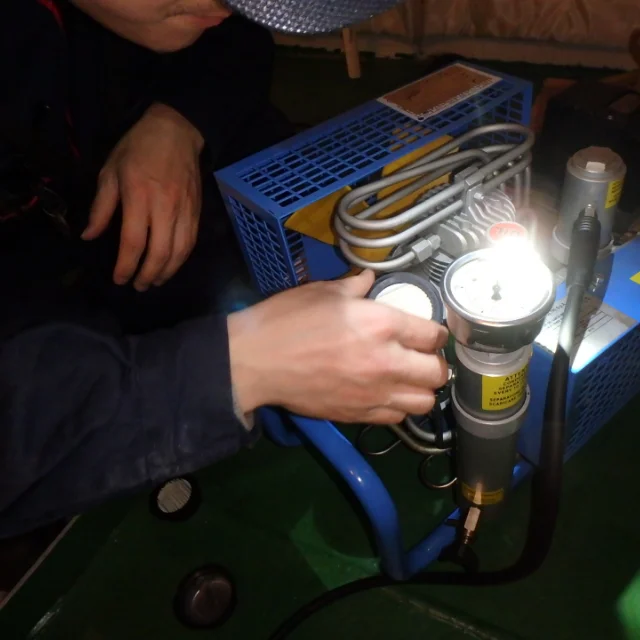 Дыхательный аппарат для обеспечения обслуживания воздушного компрессора