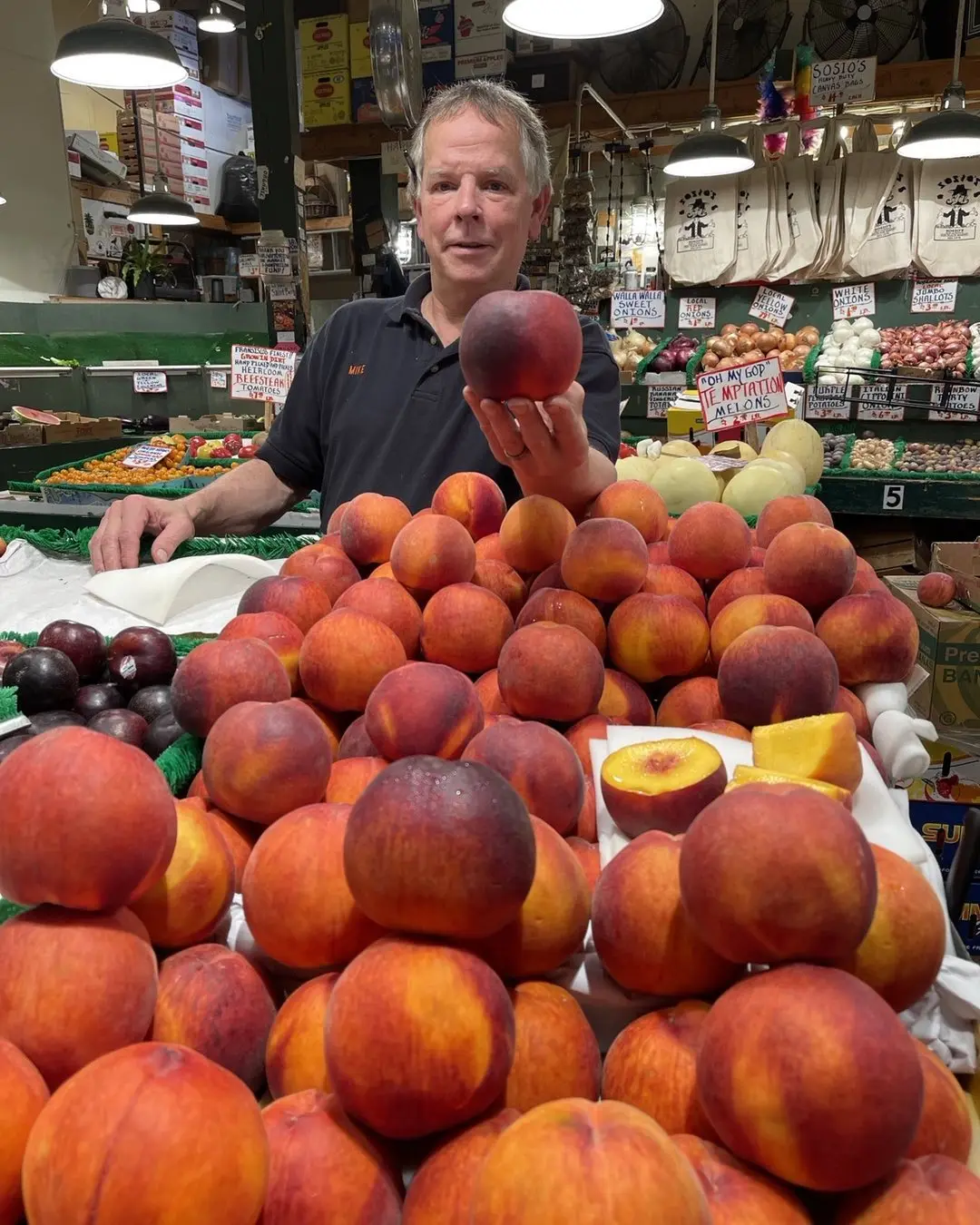 
 Свежие персики и нектарины и свежие персики  