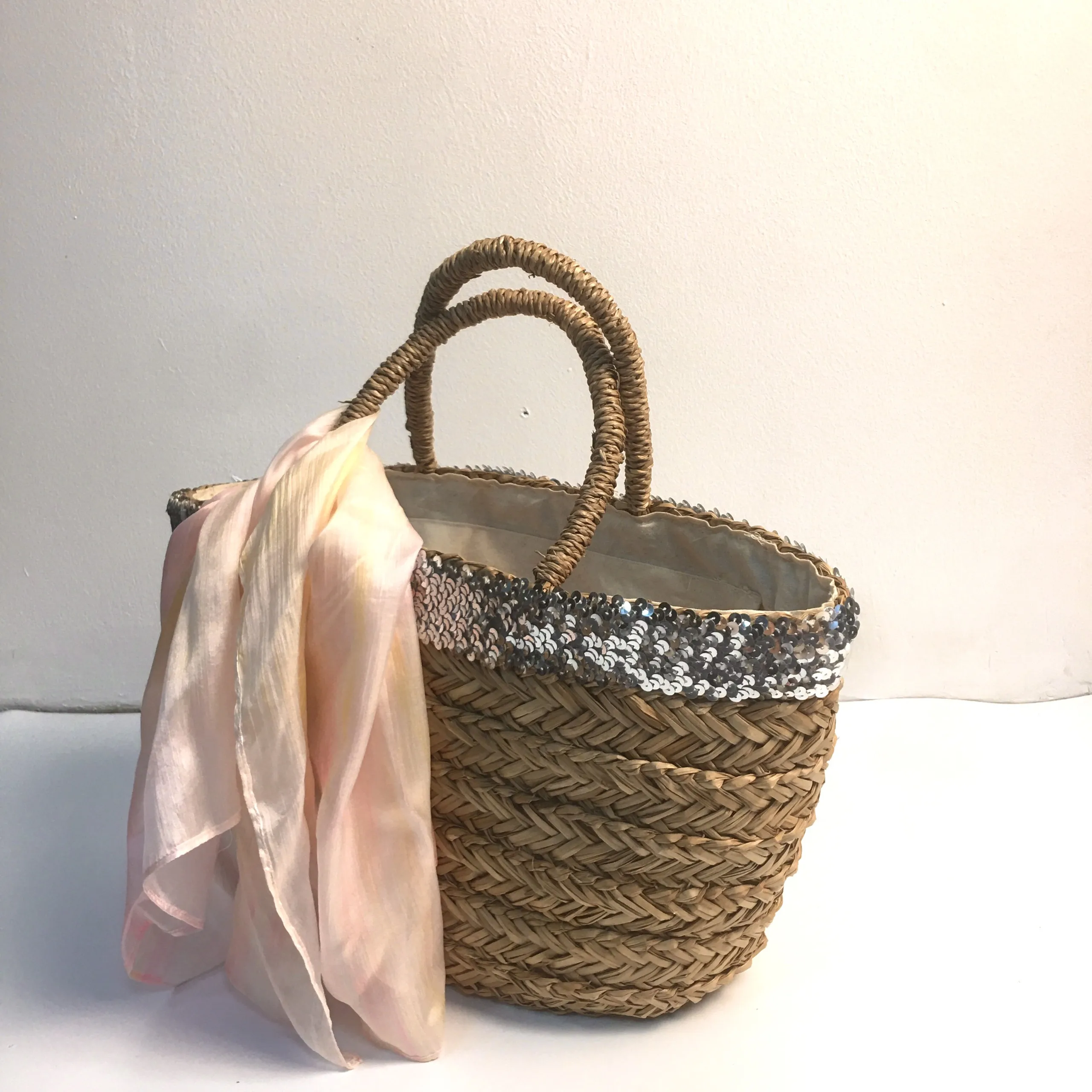 Fashion Seagrass Bag Straw Bag with Sequin Decoration Eco-friendly  2022 Summer Beach Bag Ladies Handbag Made in Vietnam OEM ODM