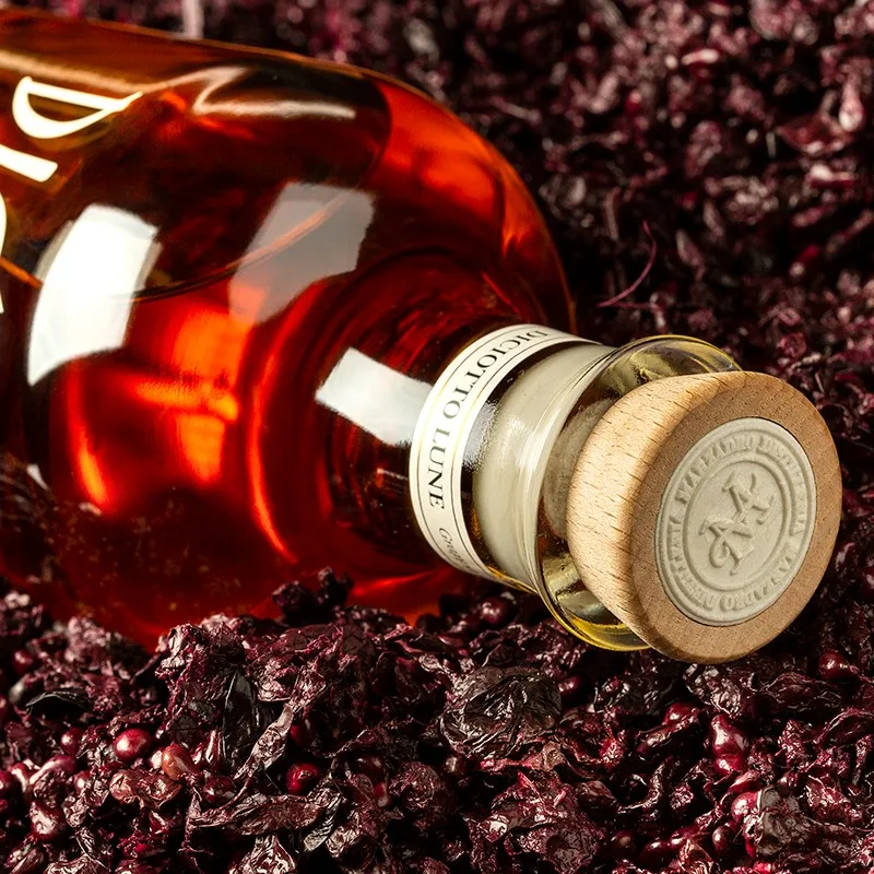 Italian high quality GRAPPA LE DICIOTTO LUNE in wood aged For Export