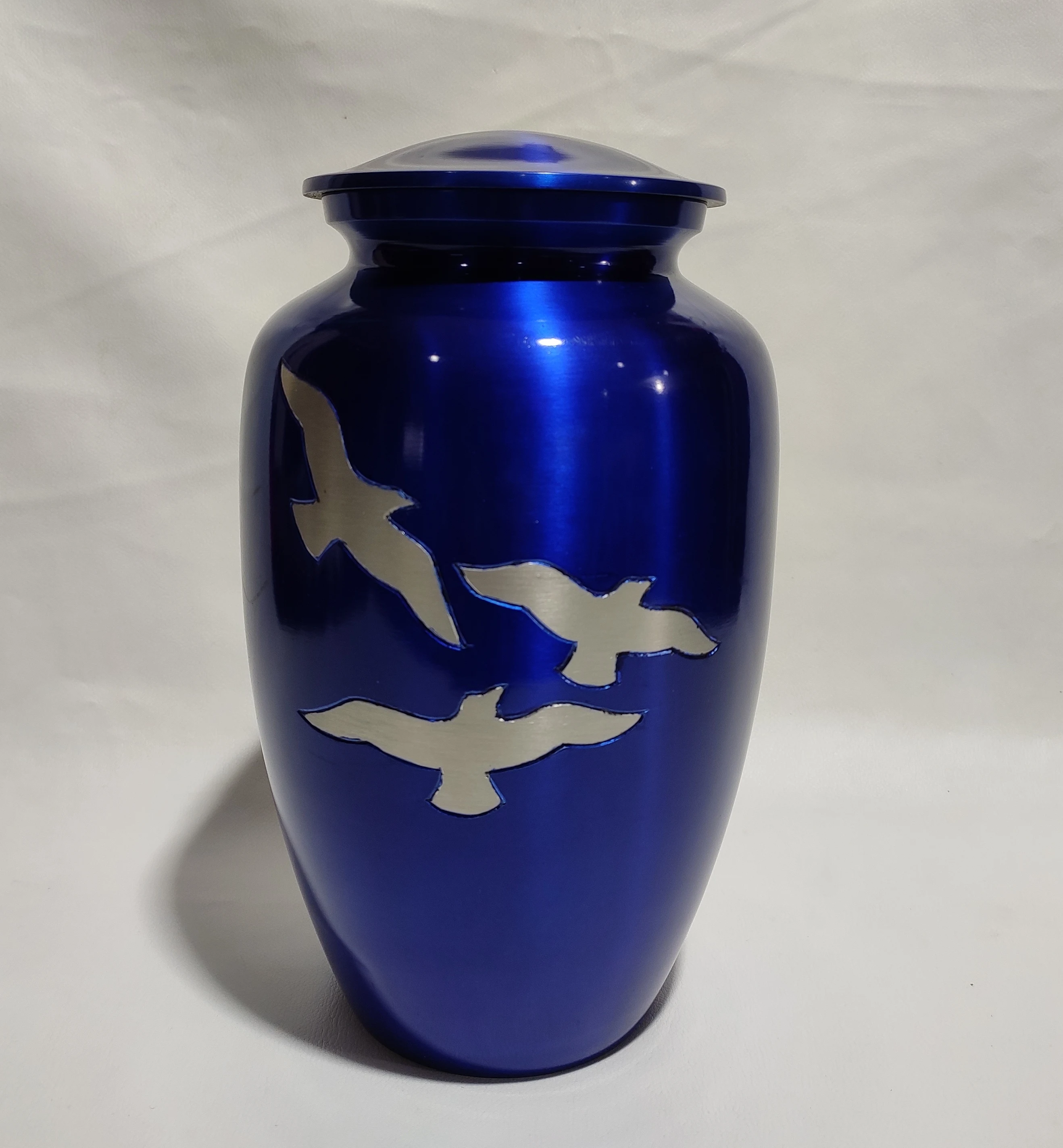 Hot Selling Engraved Cremation Urns Classic Cremation Urns for Human Ashes Manufacturer of Cremation Urns