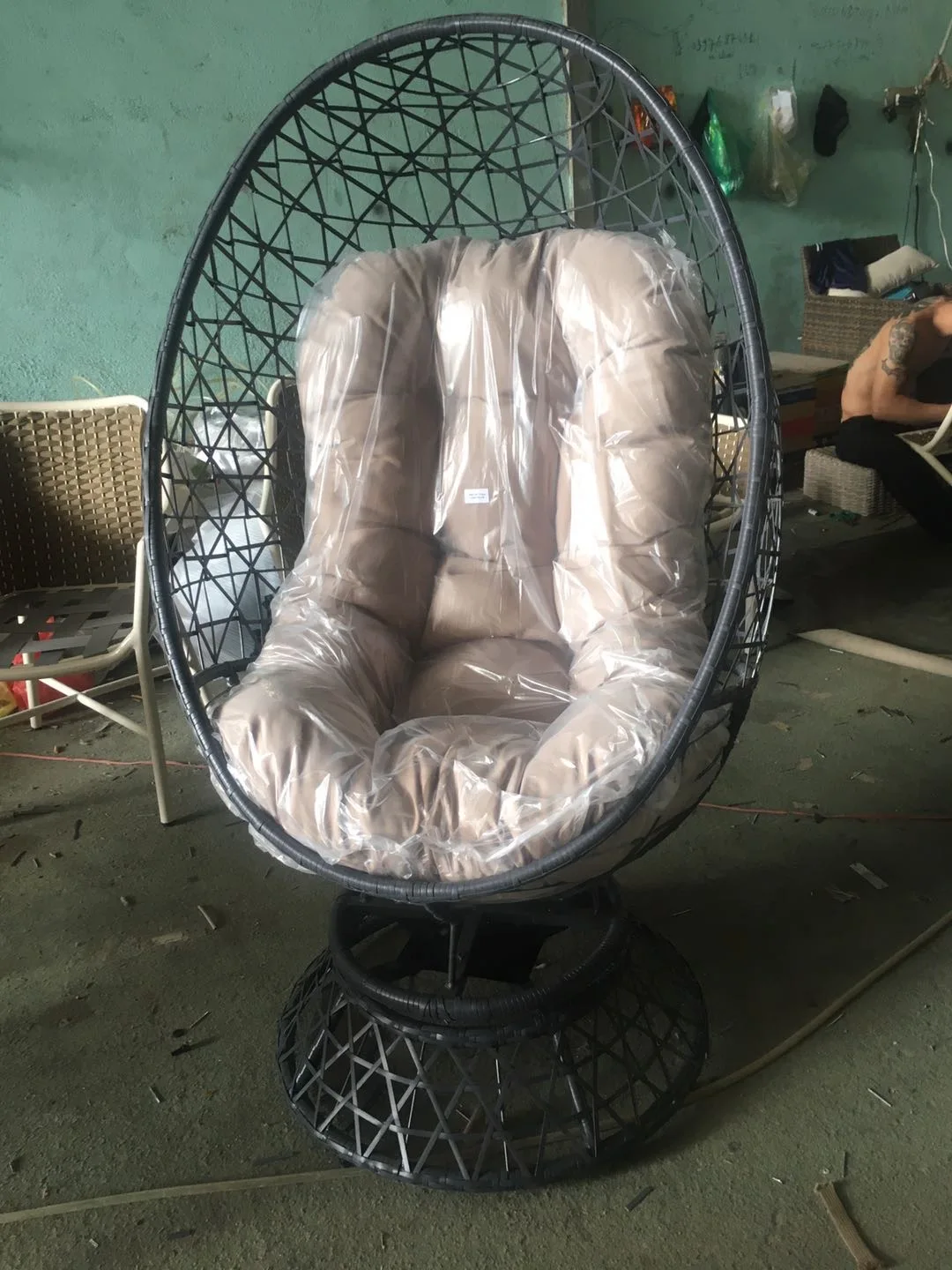 Поли ротанг поворотный стул яйцо с подушкой доступны во вьетнаме