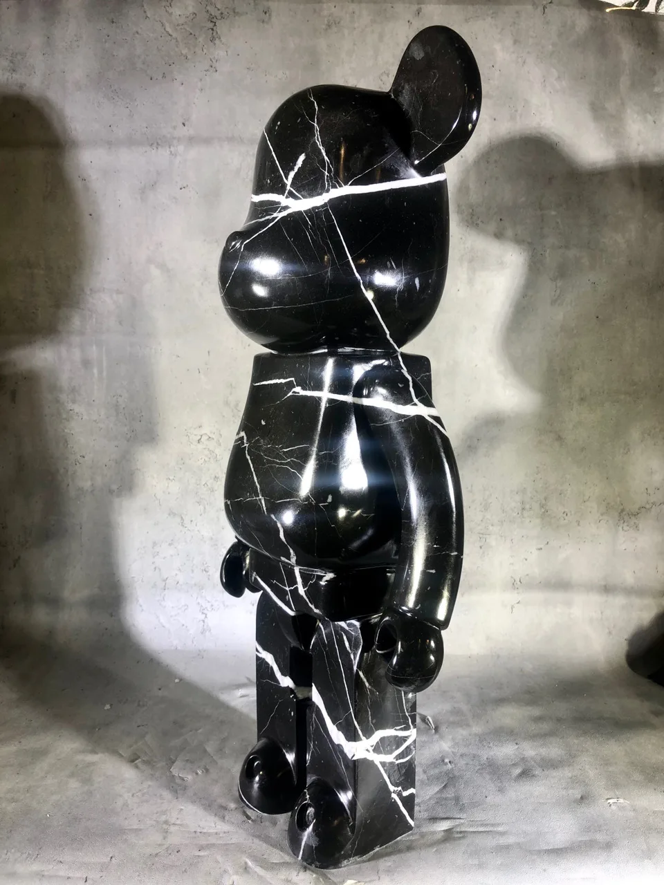 Современный домашний дисплей черный мрамор мультфильм медвежий кирпич калакакка камень резьба статуи для гостиной