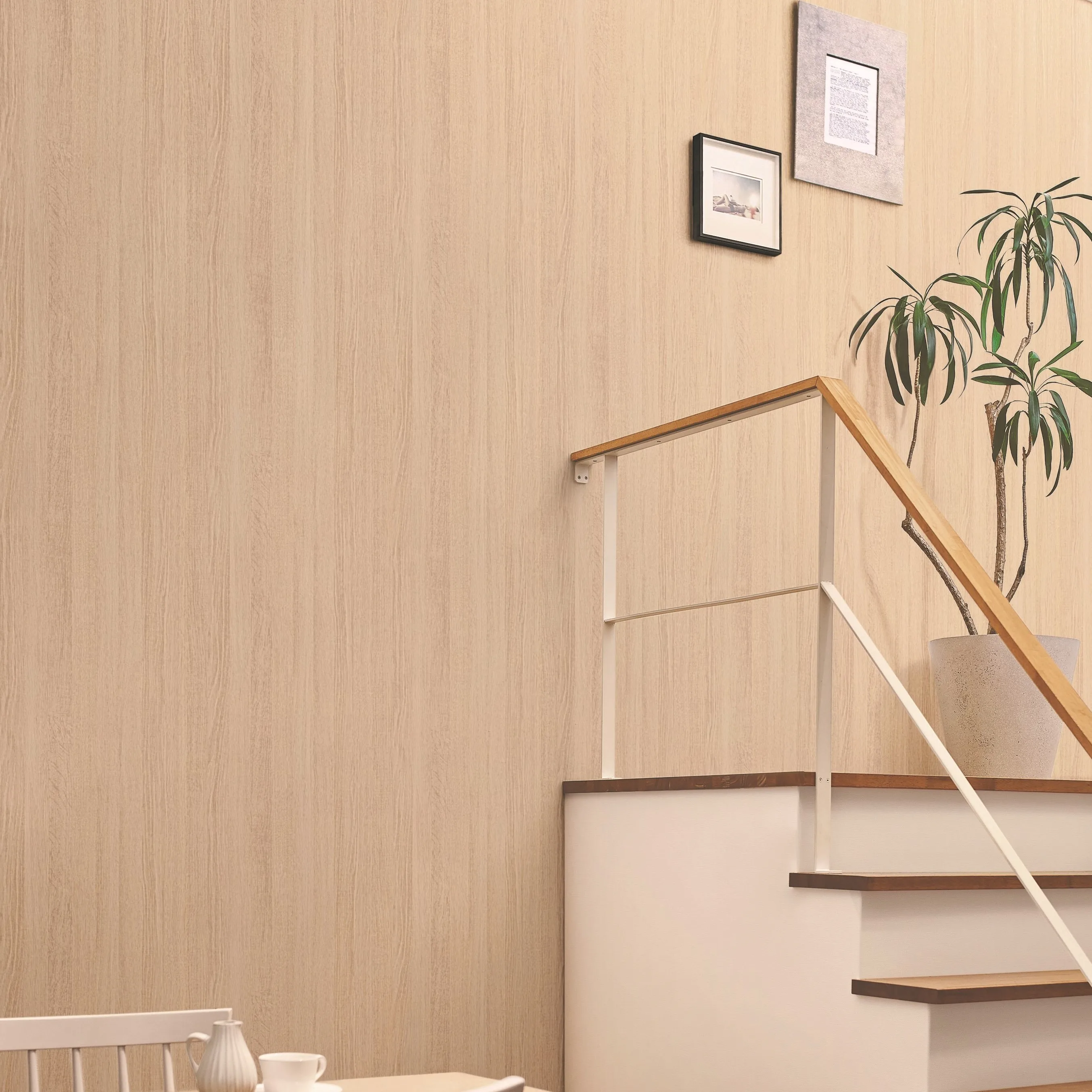 There are many variations of Japanese wood grain wallpaper, and you will surely find what you like.