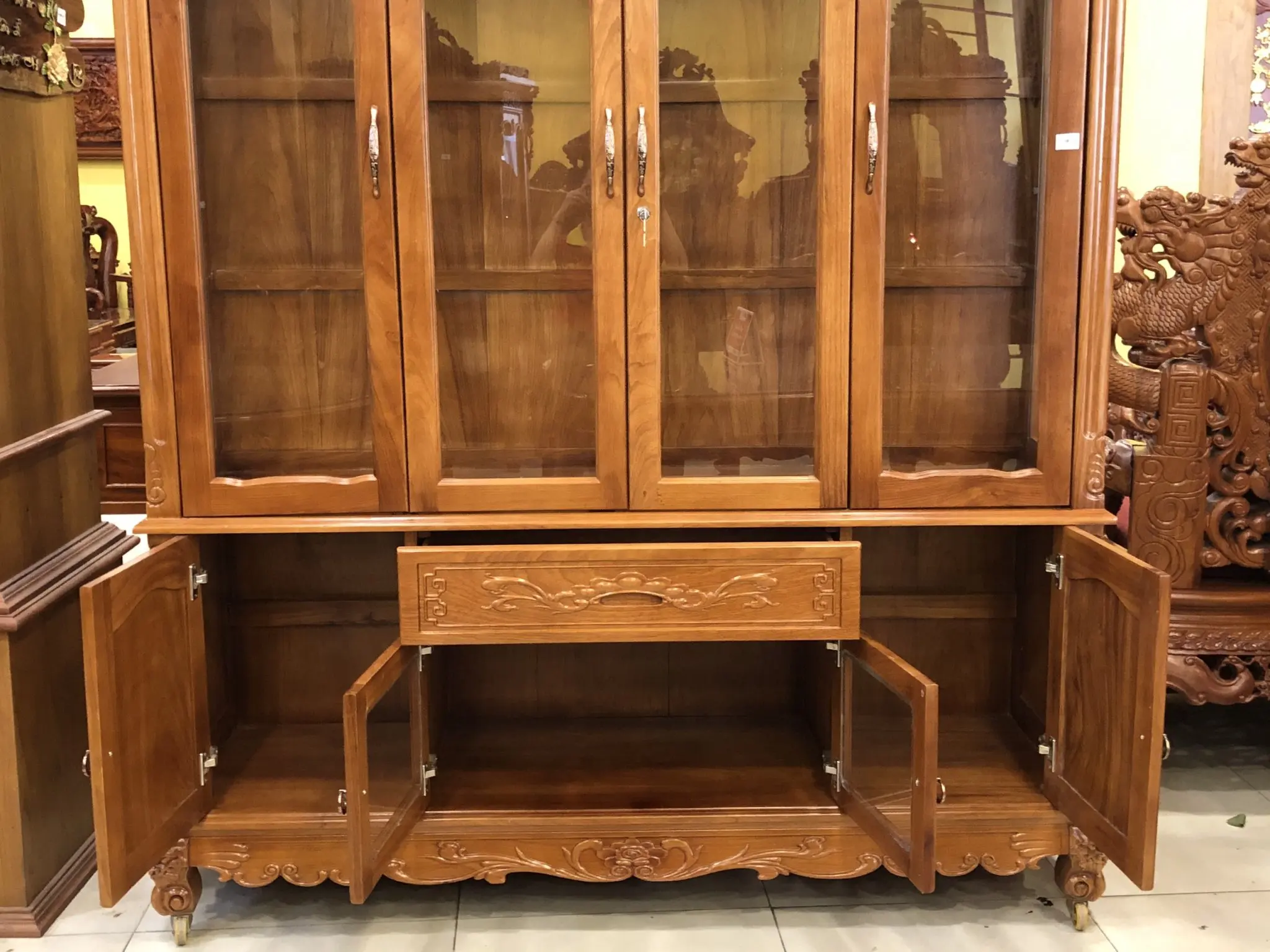 Винный шкаф с красной орхидеей 1m8x2m4