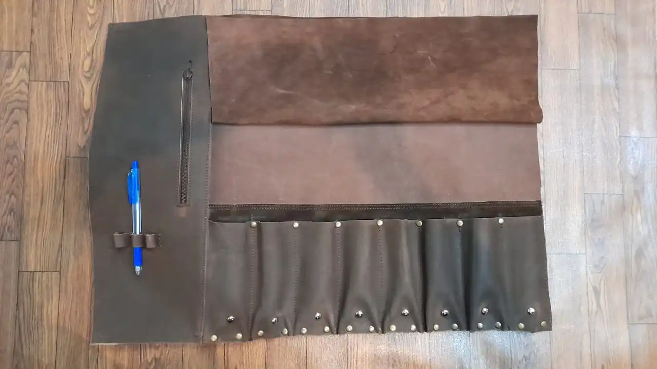 Hot Sale Custom Logo Natural Leather Knife Roll Storage Bag Leather Made Fit Pocket Adjustable Shoulder Strap Knife Case Roll