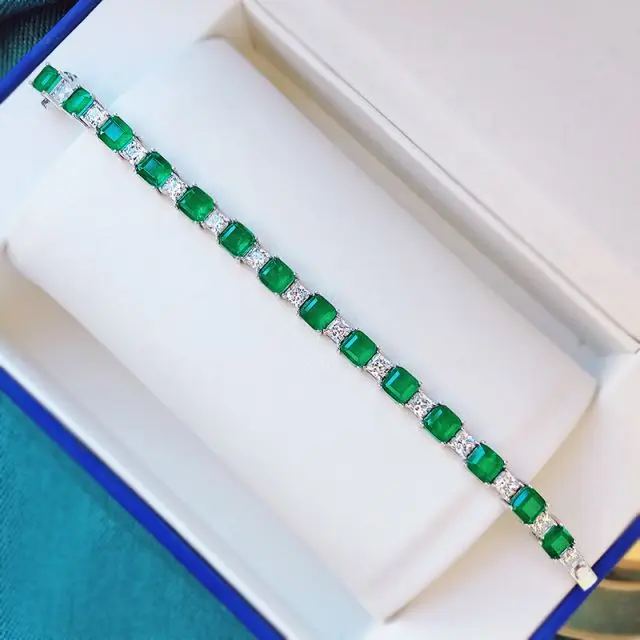 Женский браслет из серебра 925 пробы с изумрудами