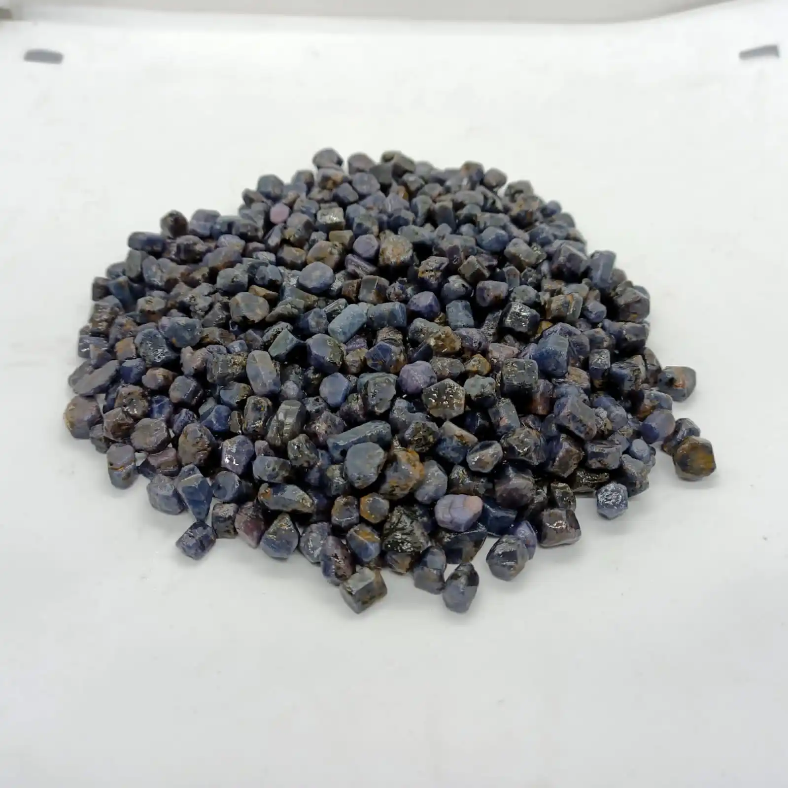  Сапфир сырой грубый неоправленный полудрагоценный камень с украшением в виде кристаллов на день рождения сапфир камни