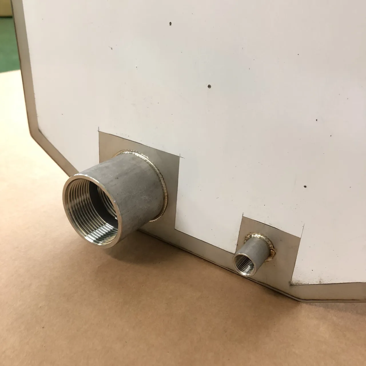 Turning and milling machine water and oil transport vehicle-oil tank with top