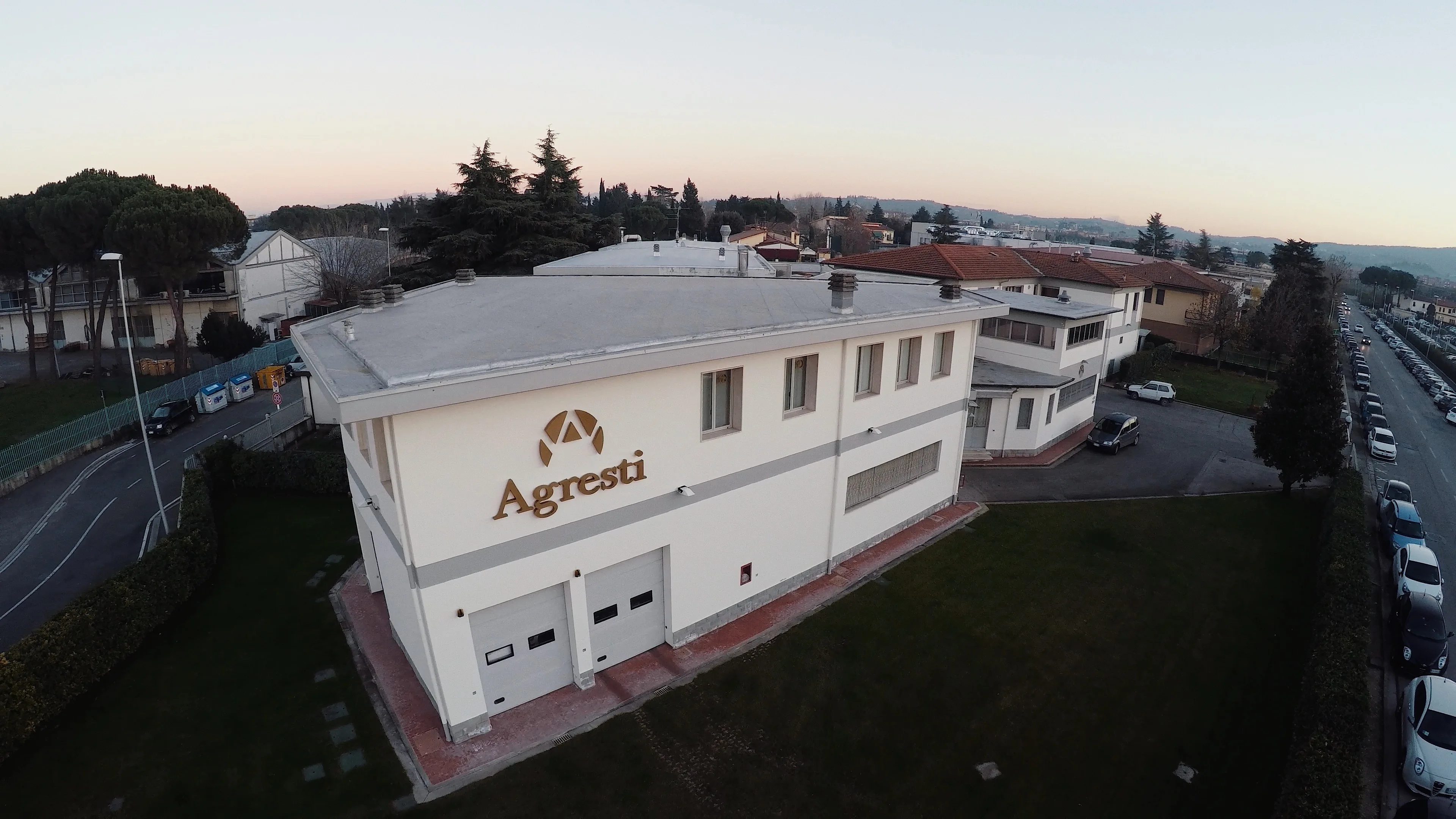 Ювелирный сундук из черного дерева с полированной отделкой, аксессуары из латуни с золотым покрытием 24 карата. Комод с 5 ящиками, два выдвижных ожерелья