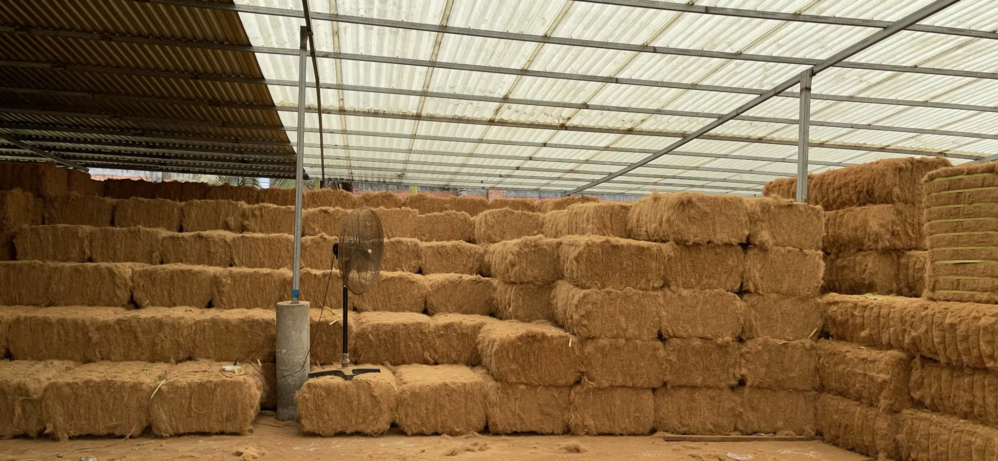 Wholesales Export Coconut Fiber 100% Natural for mattress production Premium quality Brownish yellow made in Viet Nam