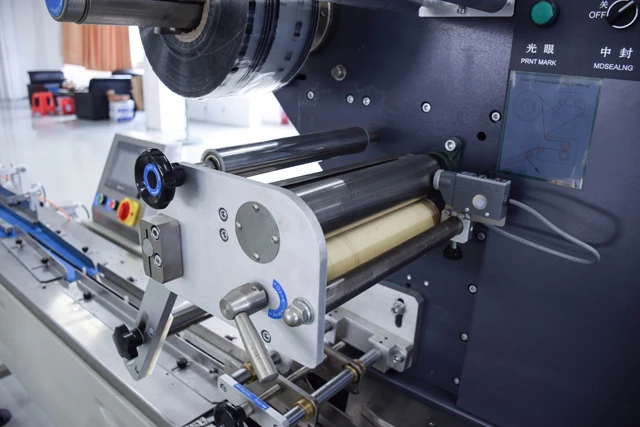 
High quality chocolate with insert plastic bag packing machine 