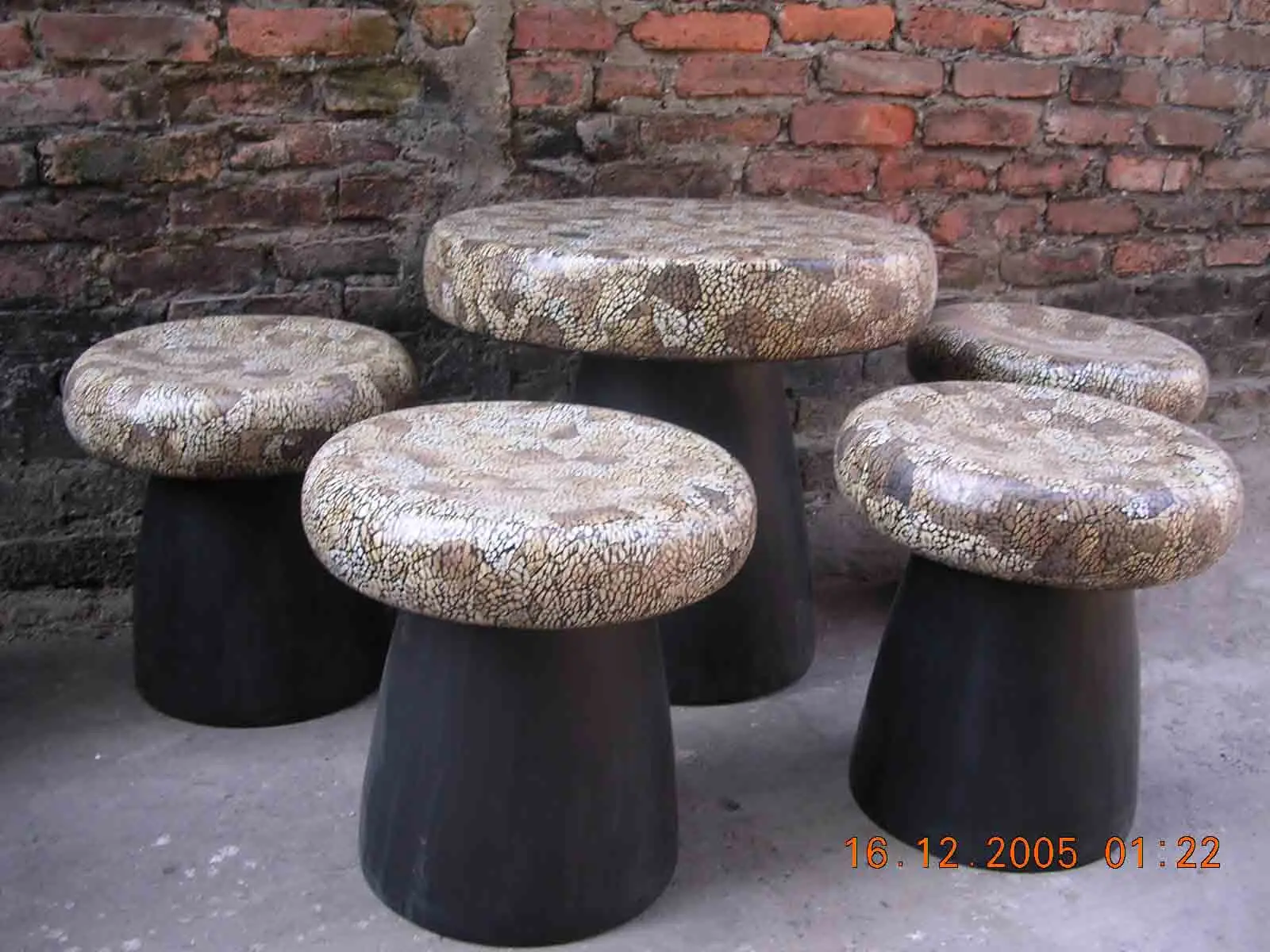 
Round egg-shell lacquer table and stools 