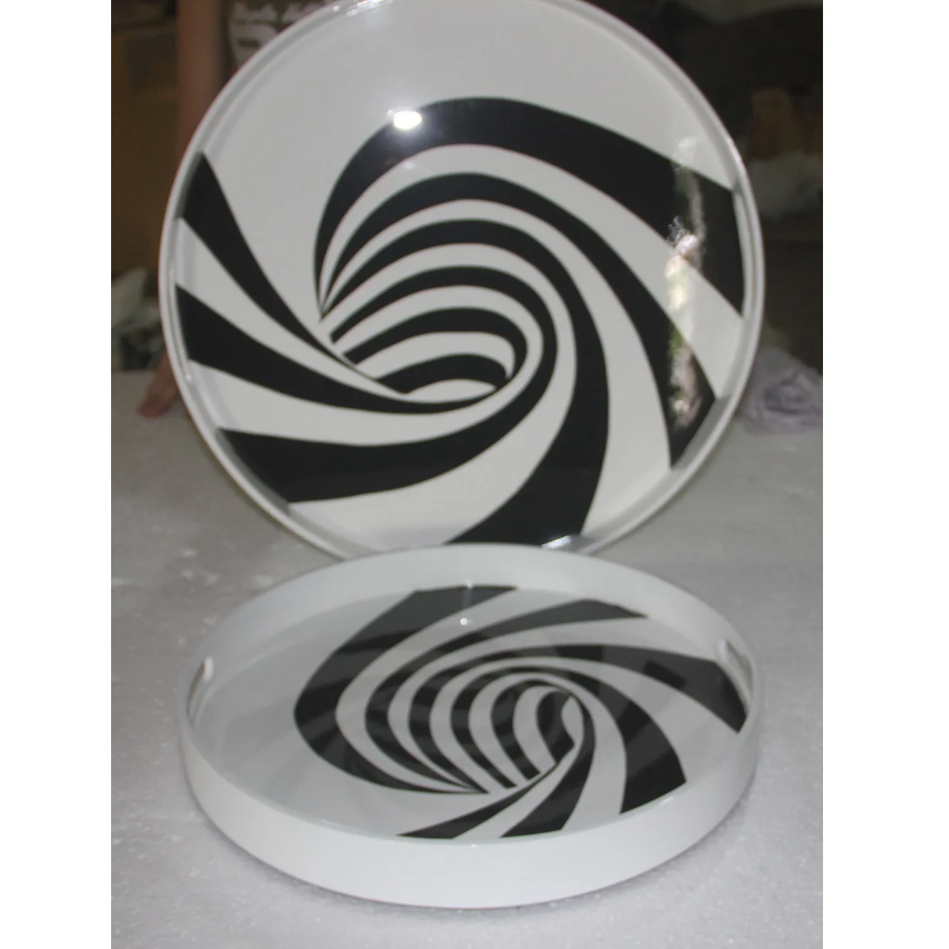 Vietnam Handicraft Nautical Flower Round Lacquer Tray with Handles in Black & White Finishing