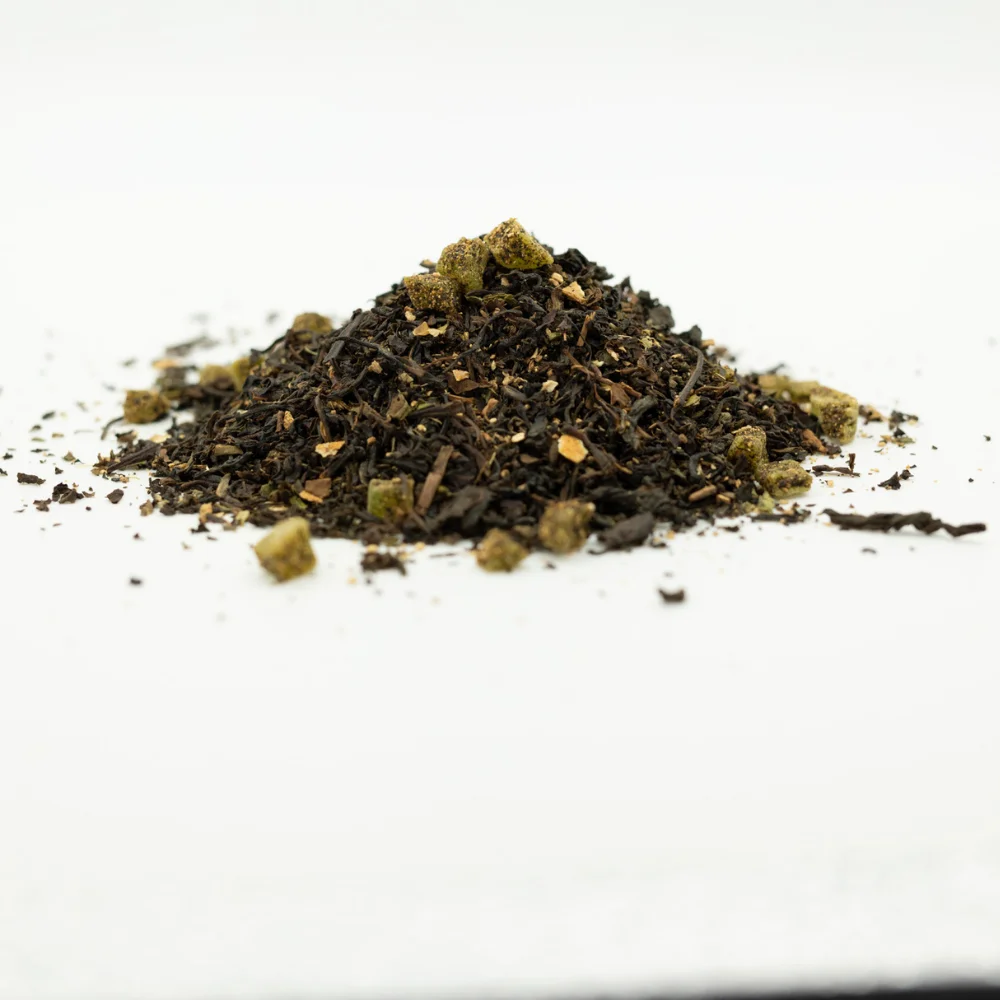 Фрукты киви, лайм отшелушивает корень имбиря, смесь черного чая