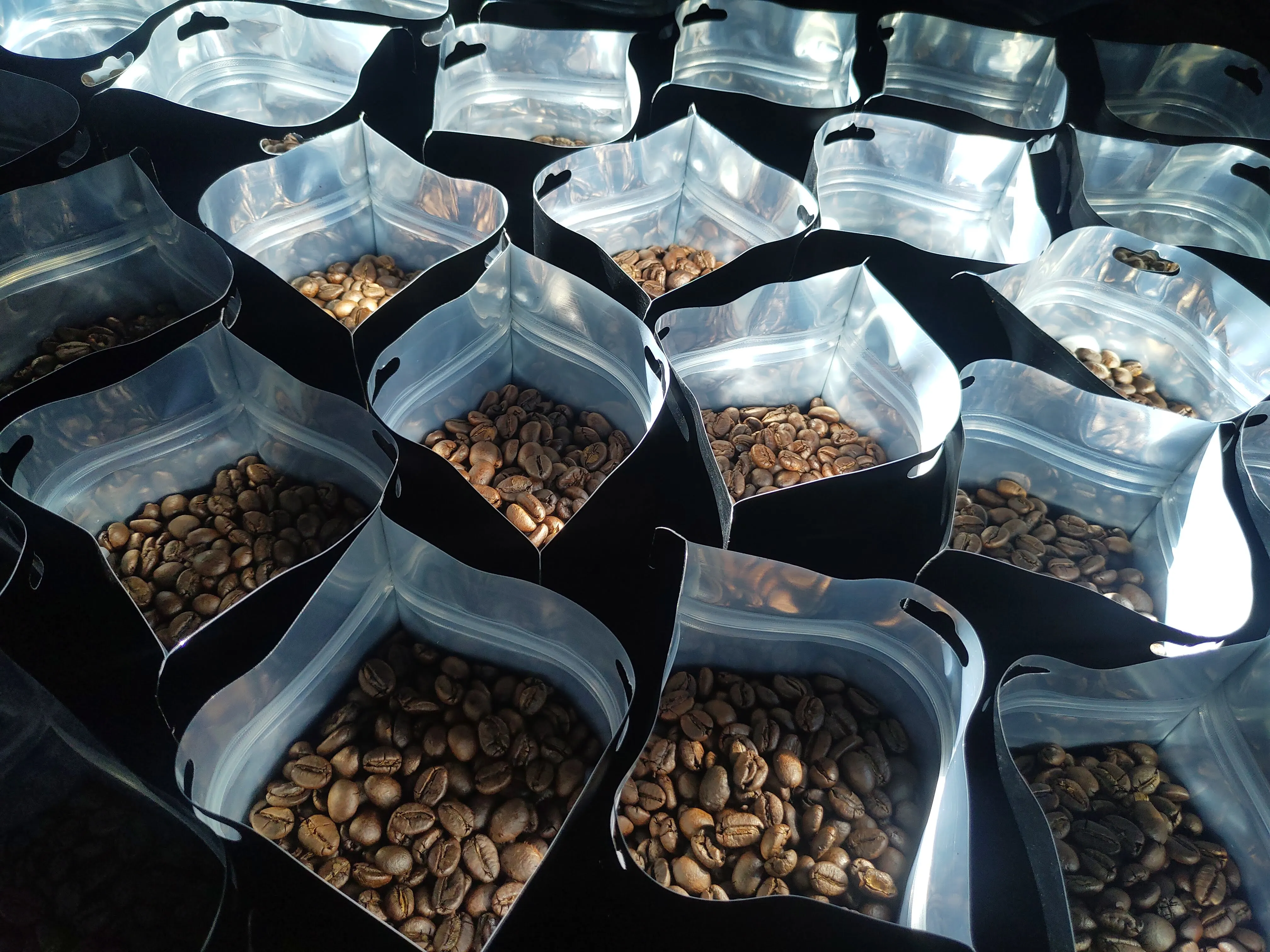 Wholesale price Green Bean Coffee Arabica Specialty Coffee Beans Roaster  Roasted Vietnam Coffee Beans