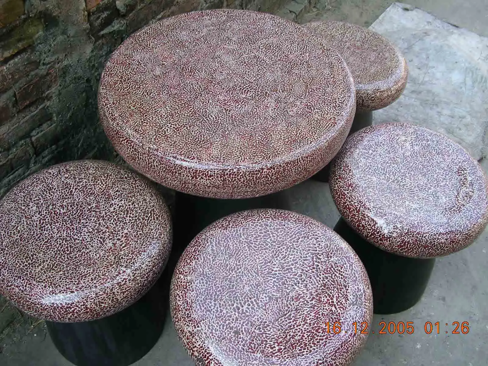 
Round egg-shell lacquer table and stools 