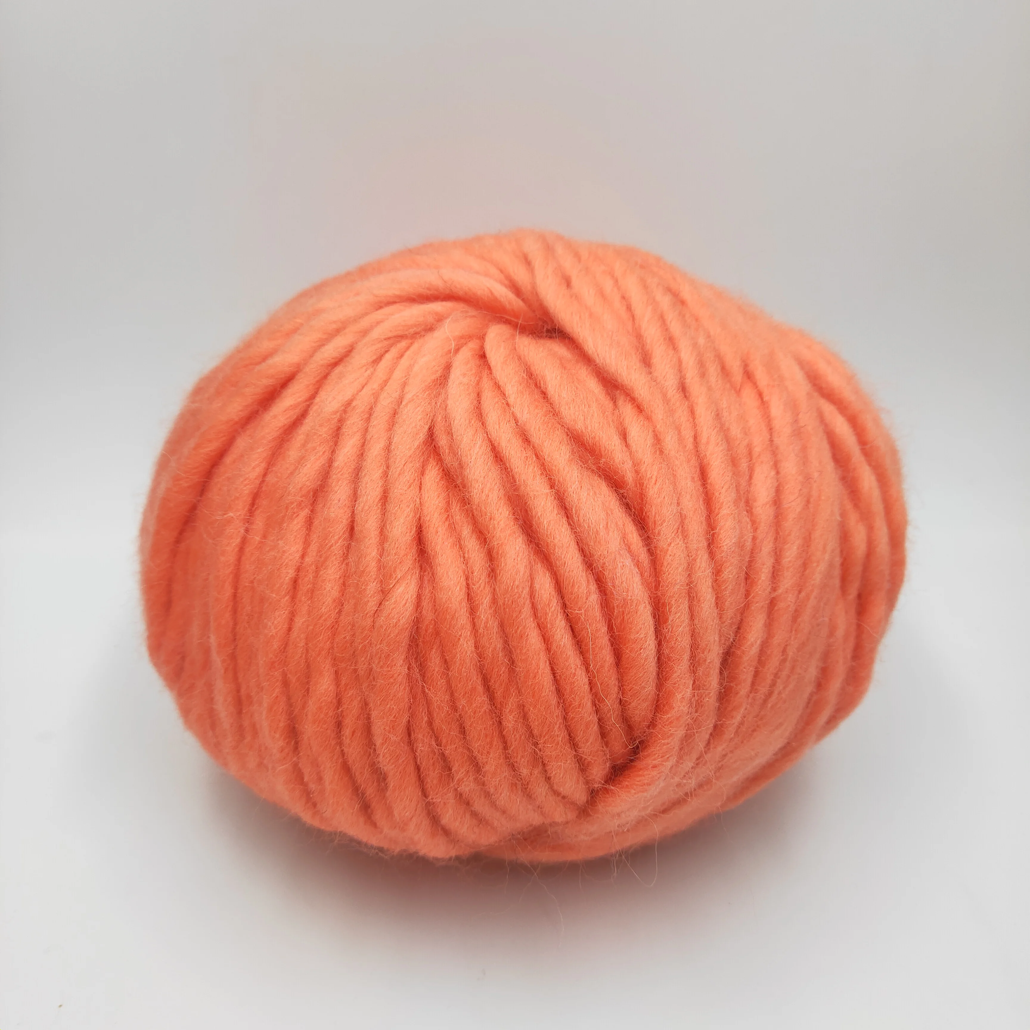 Super wash wool yarn in 100% merino material for hand knitting scarves