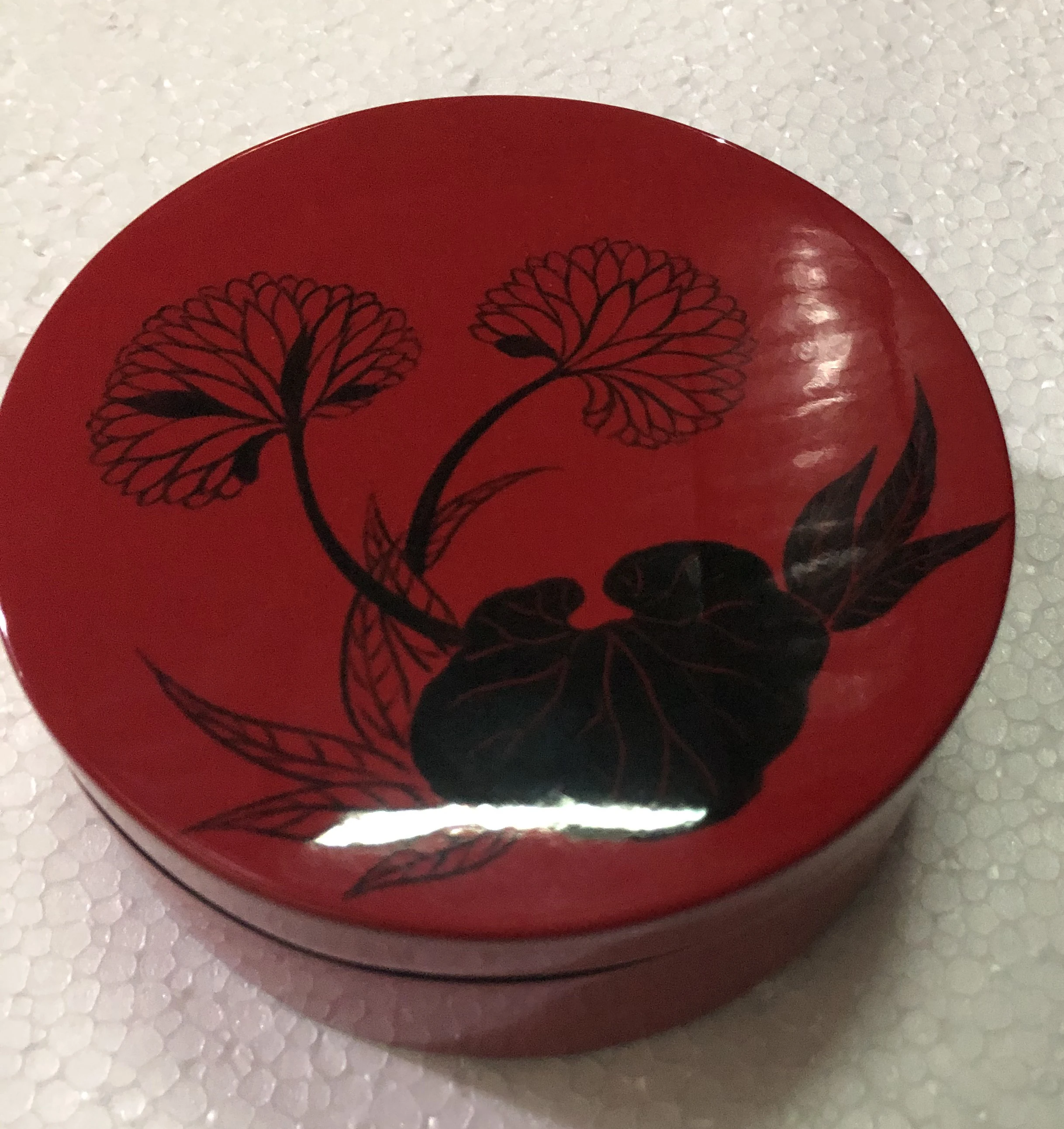 
Round lacquer box 