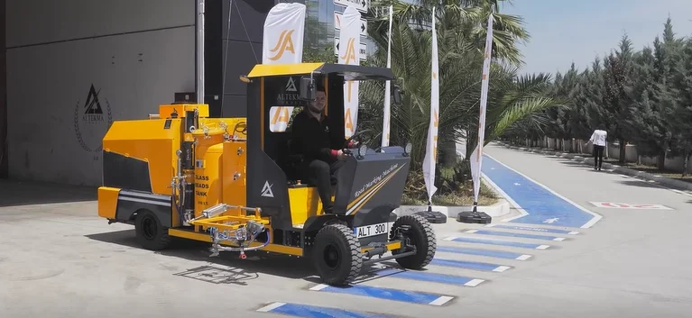АЛТ 300-безвоздушная самоходная дорожная маркировочная