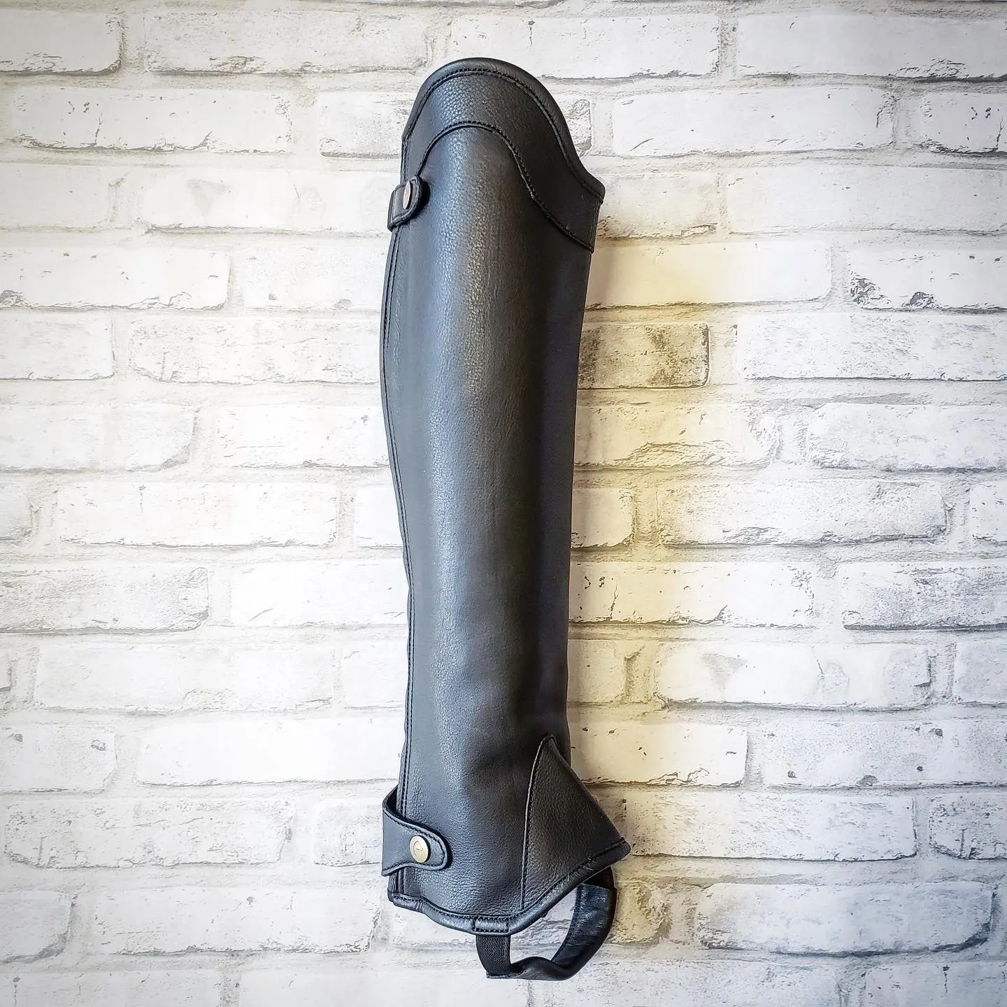 
Equestrian Wear Premium Brown leather Horse Riding Half Chaps, Men and women Fashion western. 