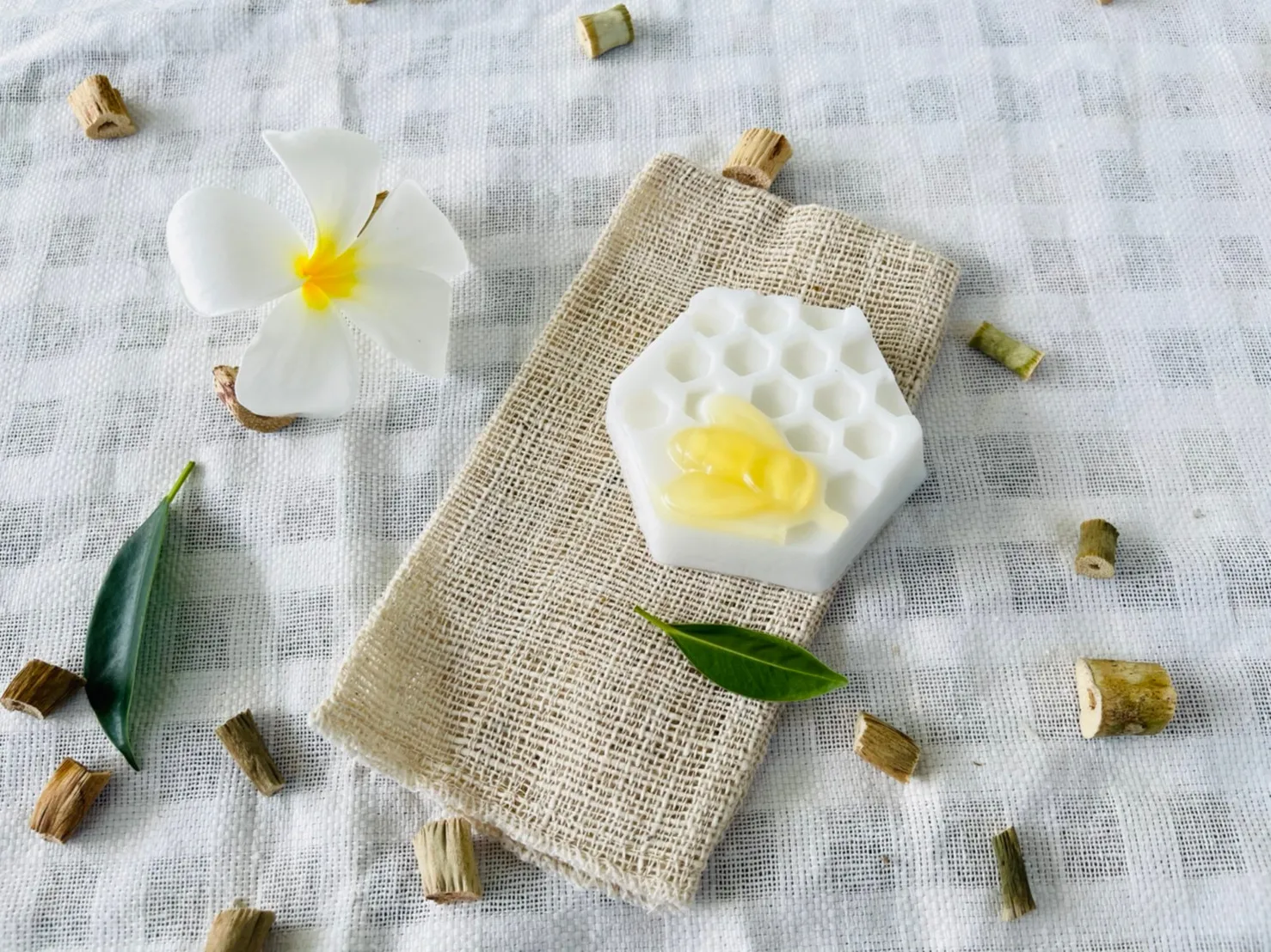 Costom 80g. Honey and Collagen Soap Bath Toilet Soap Whitening Clean & Clear Handmade Glycerin  Quality Products From  Thailand
