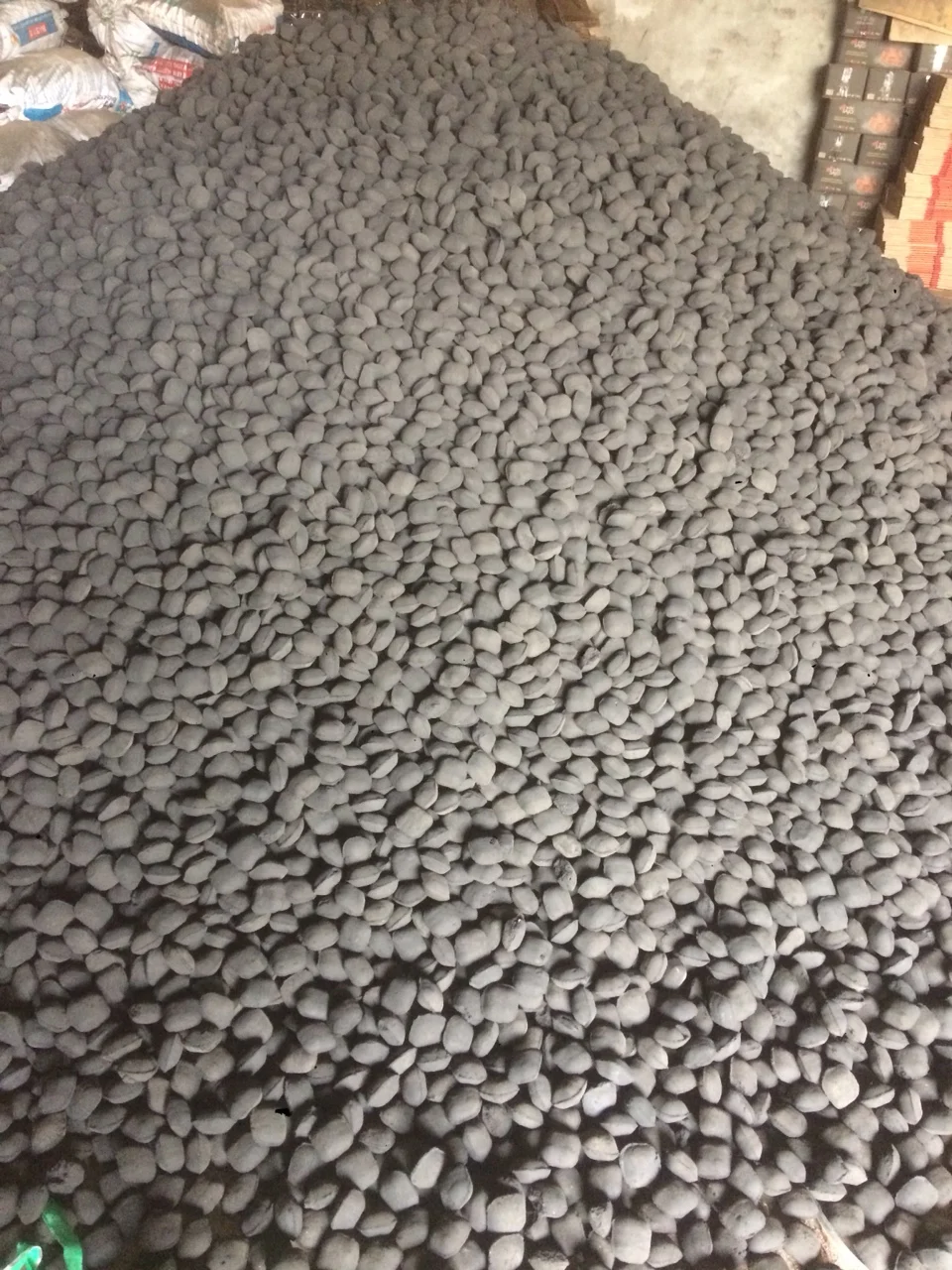 Дешевая цена подушка из кокосовой скорлупы Индонезии/калауд Для Брикетирования древесного угля для барбекю Грили Вьетнама