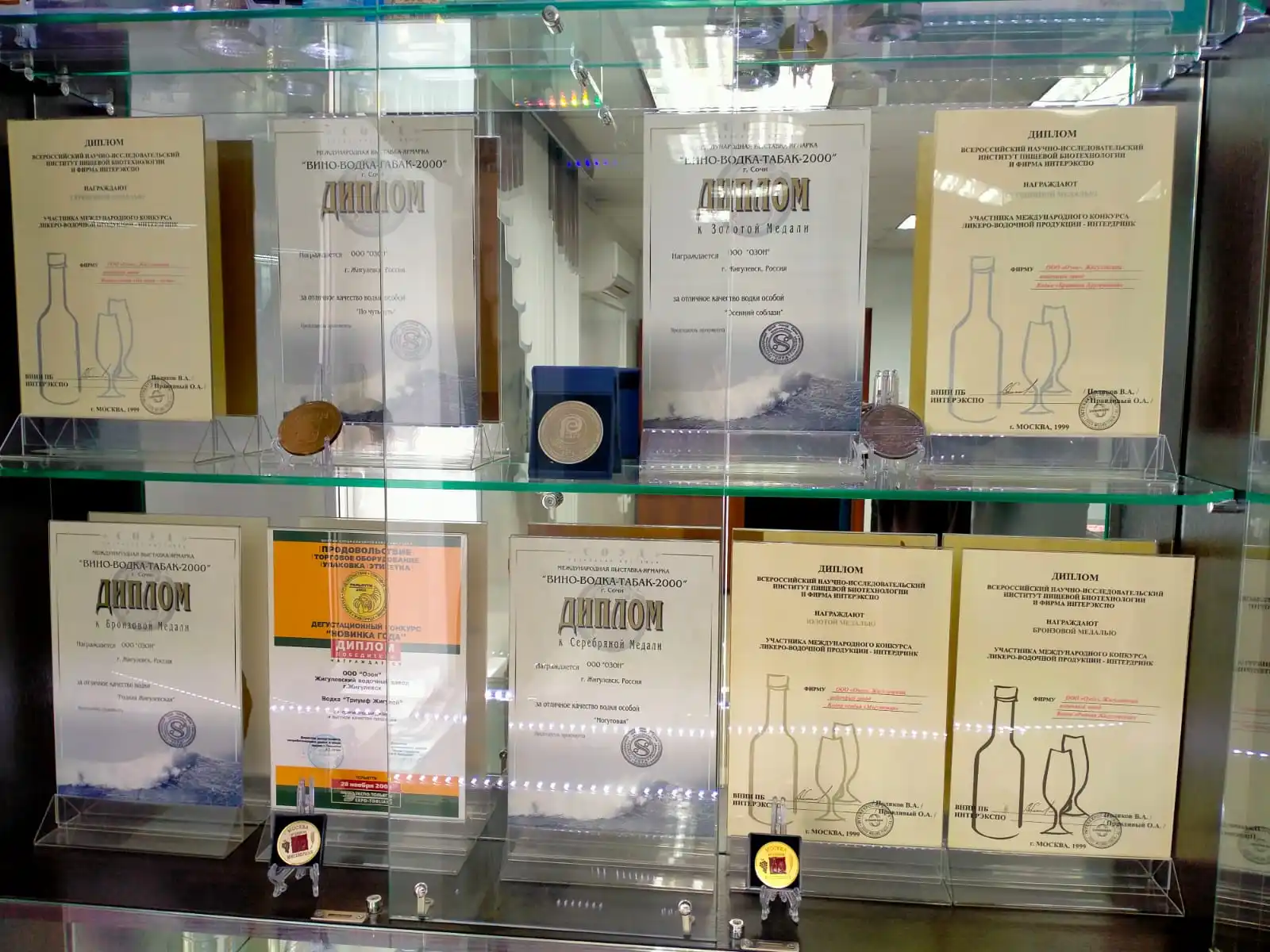 Алкоголь класса люкс (40% Альк.) Бутылка в стеклянной упаковке «Семейный врач» (кедр) 500 мл русская натуральная водка