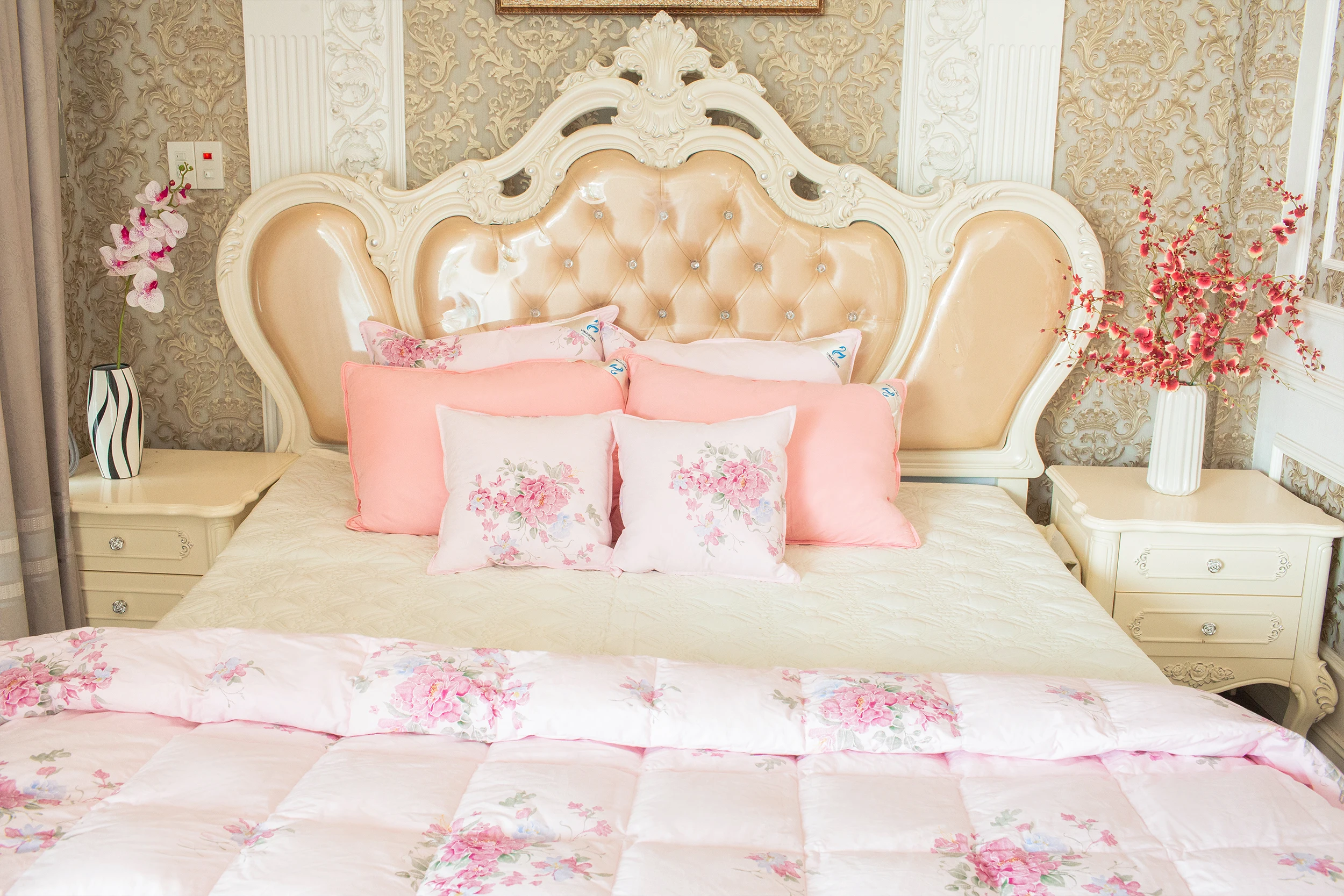 VIETNAM HIGH- QUALITY  DUCK DOWN QUILT/ GOOSE DOWN SORT, LIGHT AND WARN  MULTI- COLORED  COMFORTER