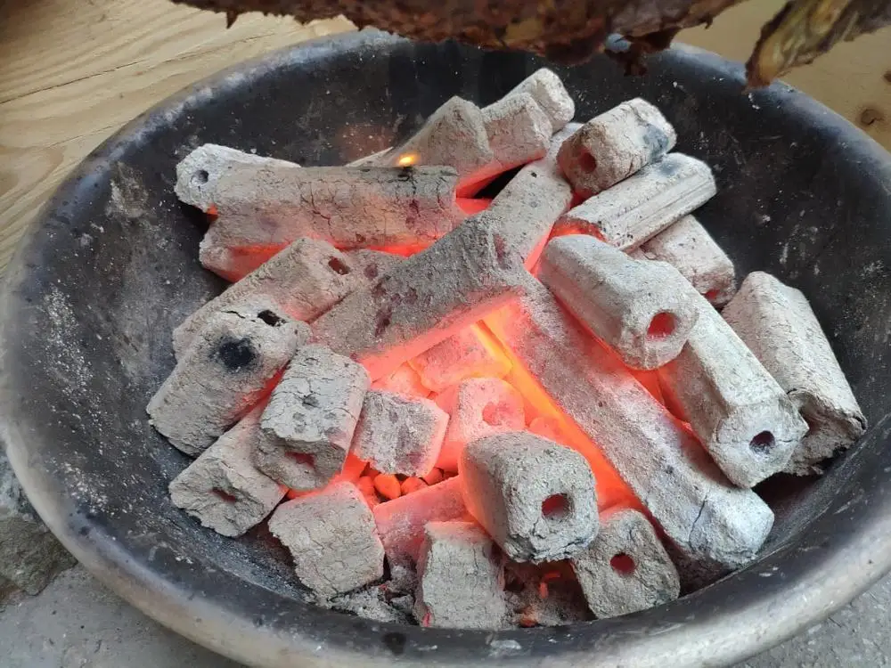 Вьетнамские древесные опилки брикетный уголь из натуральной твердой древесины