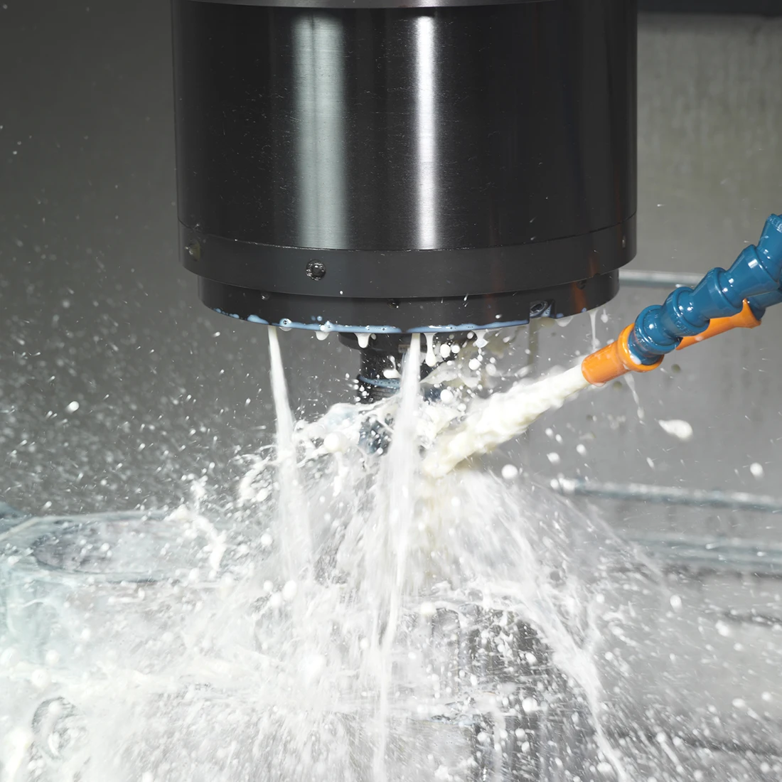 A high-performance semi-synthetic cutting fluid suitable for modern CNC machining centres