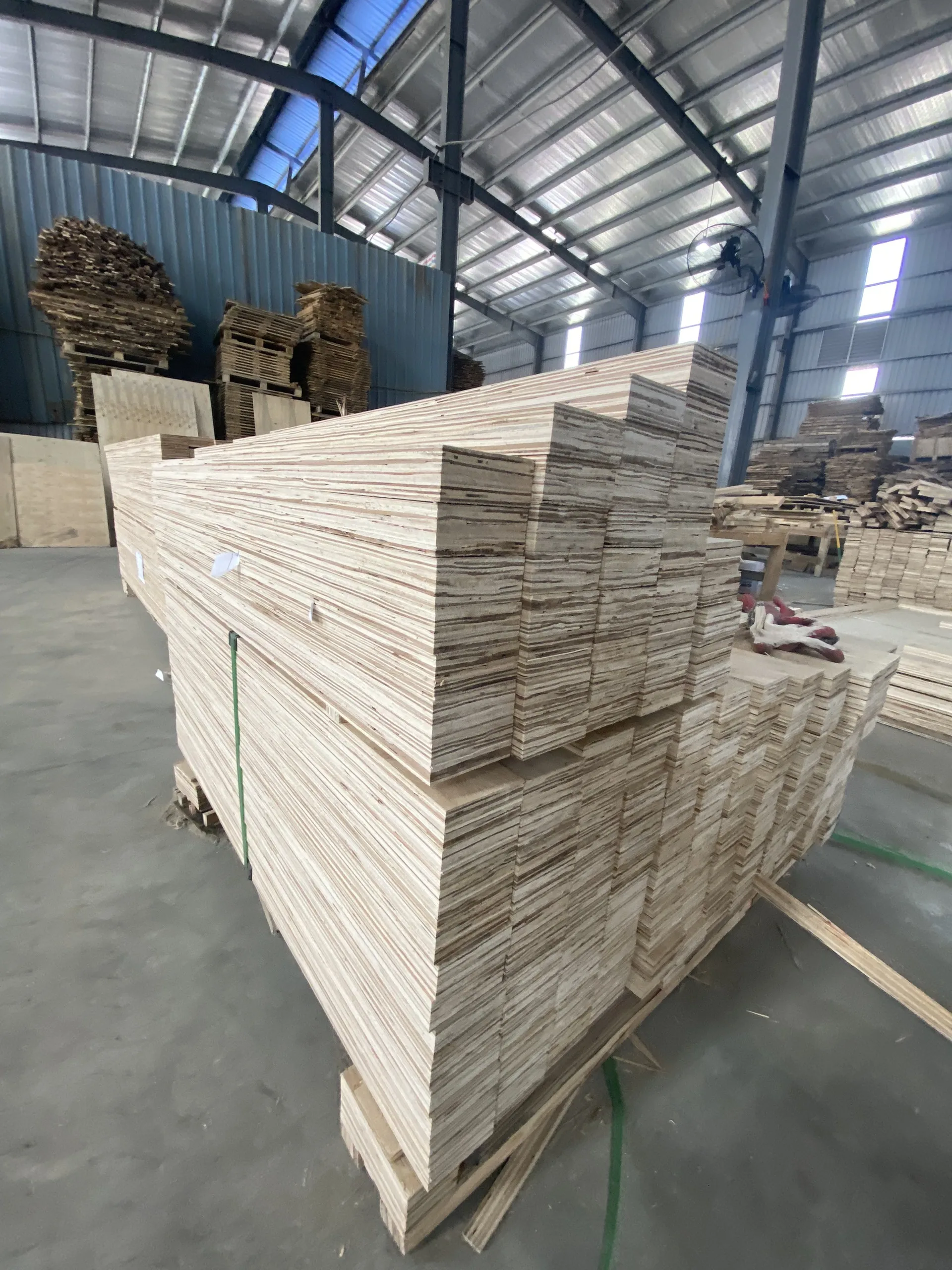 Gold Supplier LVL beam Laminated Veneer Lumber for construction, pallet, sofa frame Strong and durable E0, E1, E2 glue