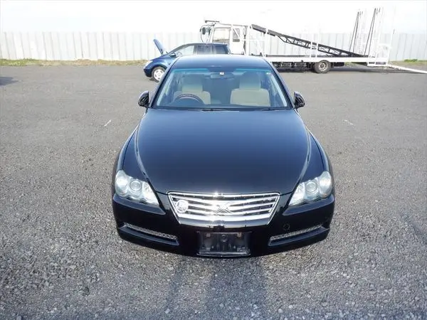 Used Toyota Mark X car with delicate and beautiful appearance