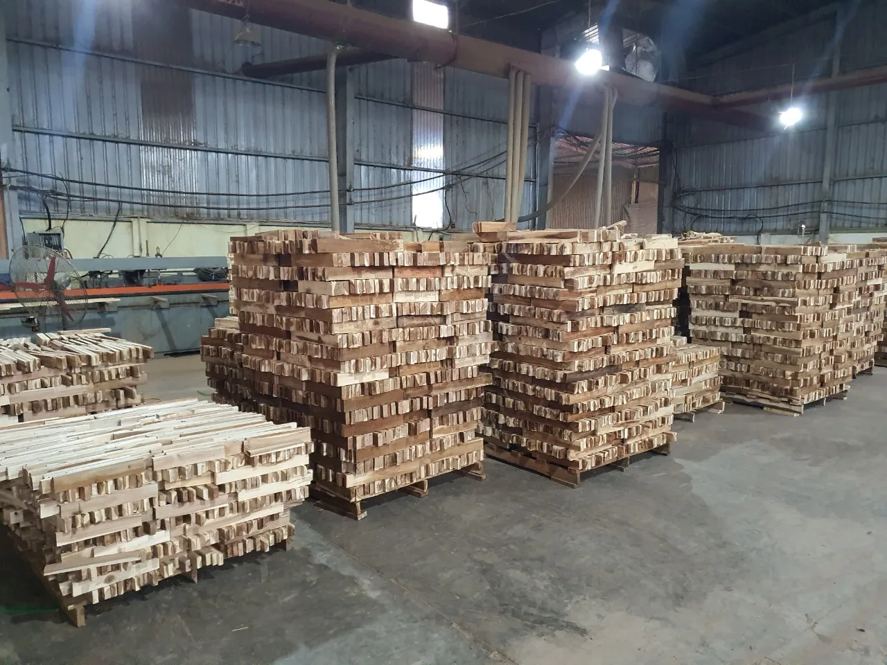 Создание Европейской поддонной мебели строительная другая древесина пиломатериалы AD KD акации Сосновая резиновая