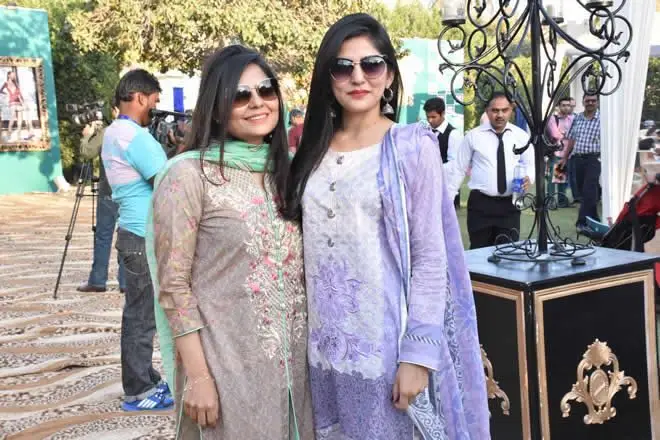 Модные дизайнерские индийские пакистанские костюмы из 3 частей доступны по оптовой цене.